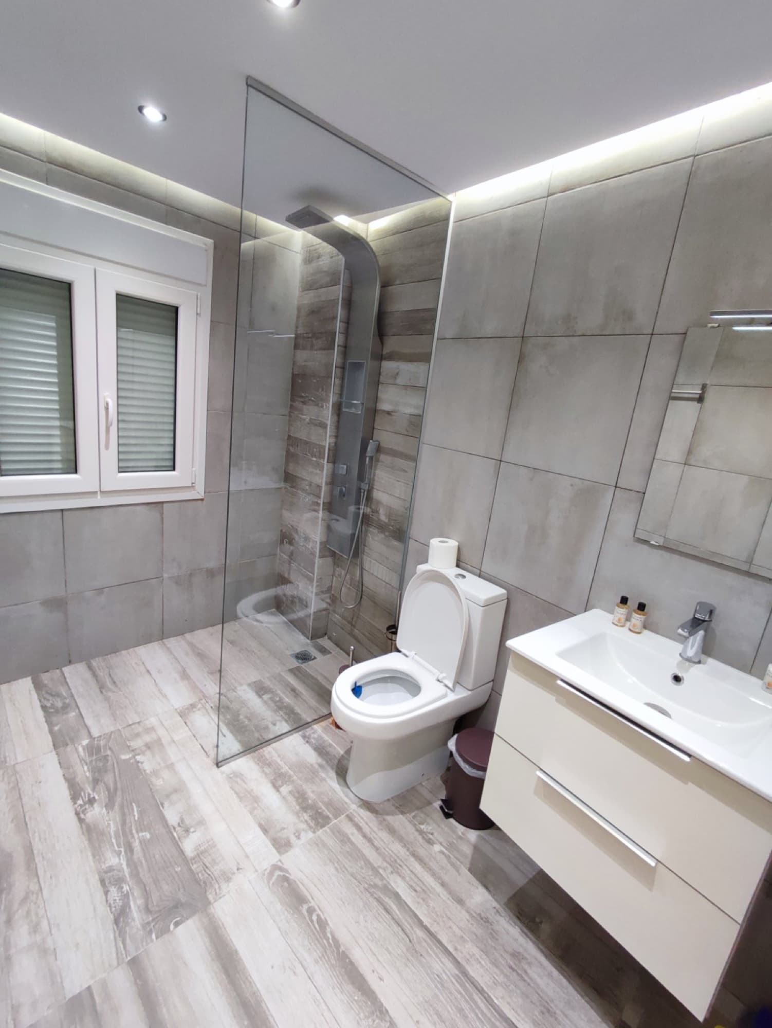 Renovated Two-Bedroom Apartment for Sale in Tsimiski, Thessaloniki, Thessaloniki – photo 2 of 12