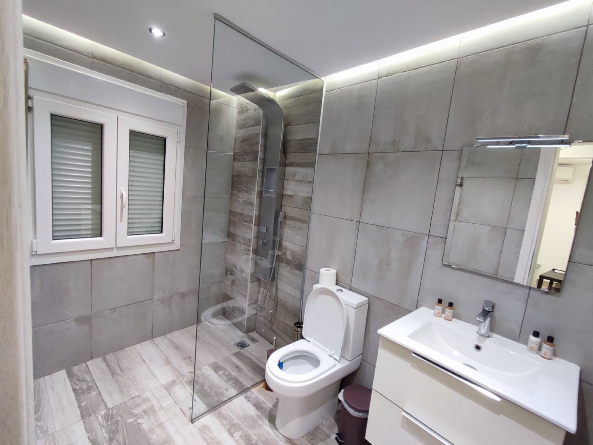 Renovated Two-Bedroom Apartment for Sale in Tsimiski, Thessaloniki, Thessaloniki – photo 3 of 12