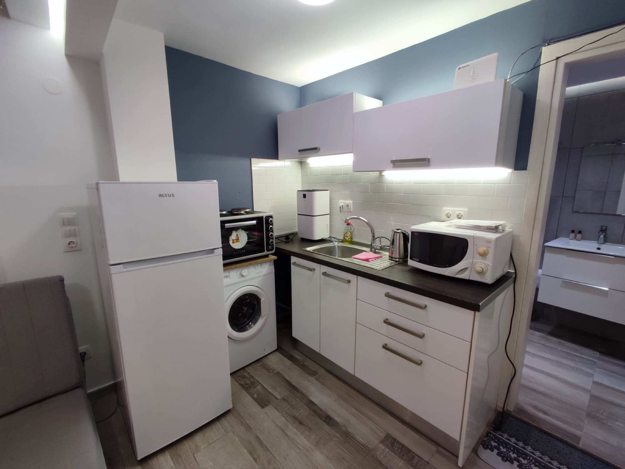 Renovated Two-Bedroom Apartment for Sale in Tsimiski, Thessaloniki, Thessaloniki – photo 9 of 12