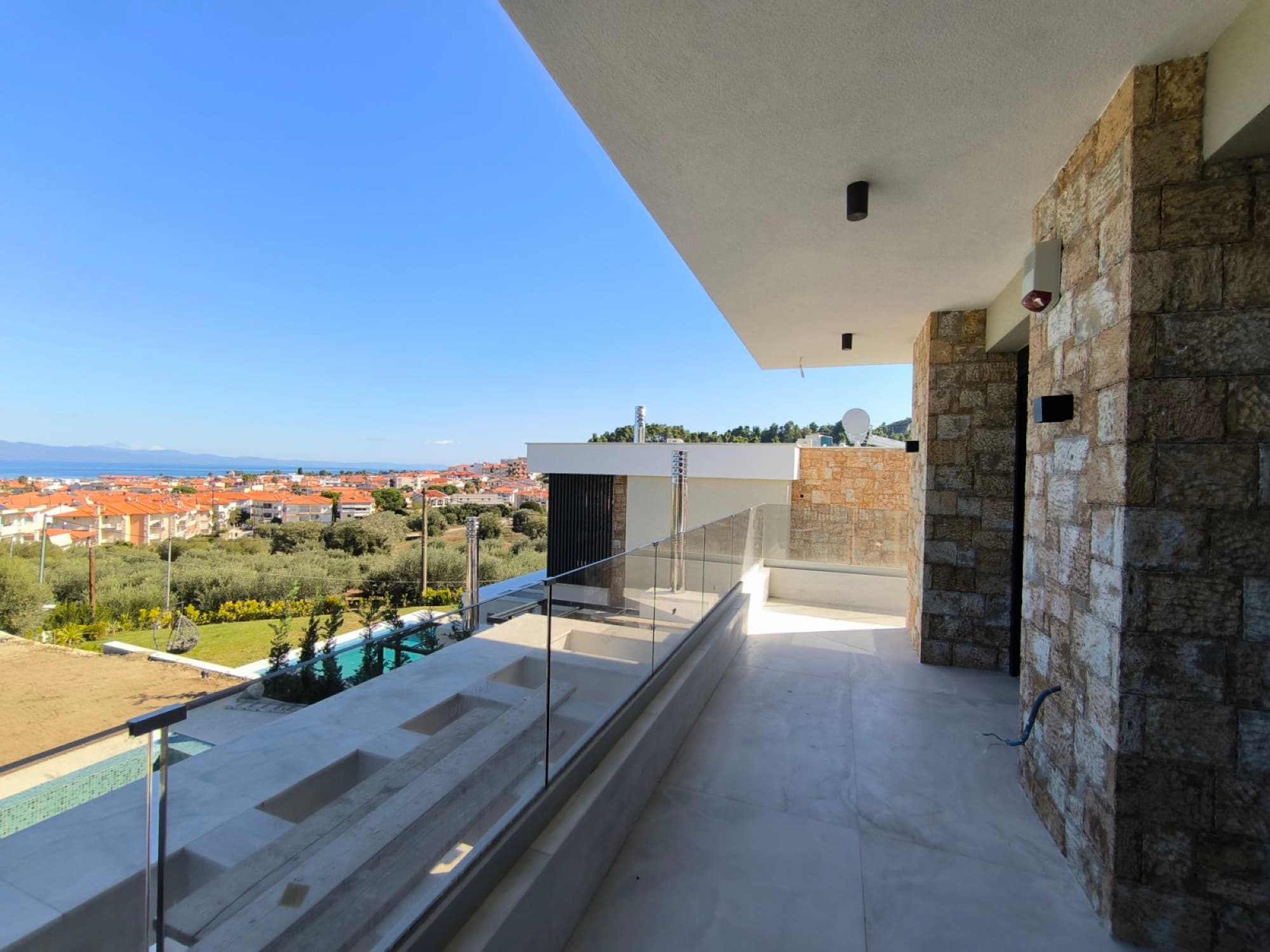 160 m² Four-Bedroom Maisonette for Sale in Pefkochori, Halkidiki, Pefkochori – photo 8 of 33