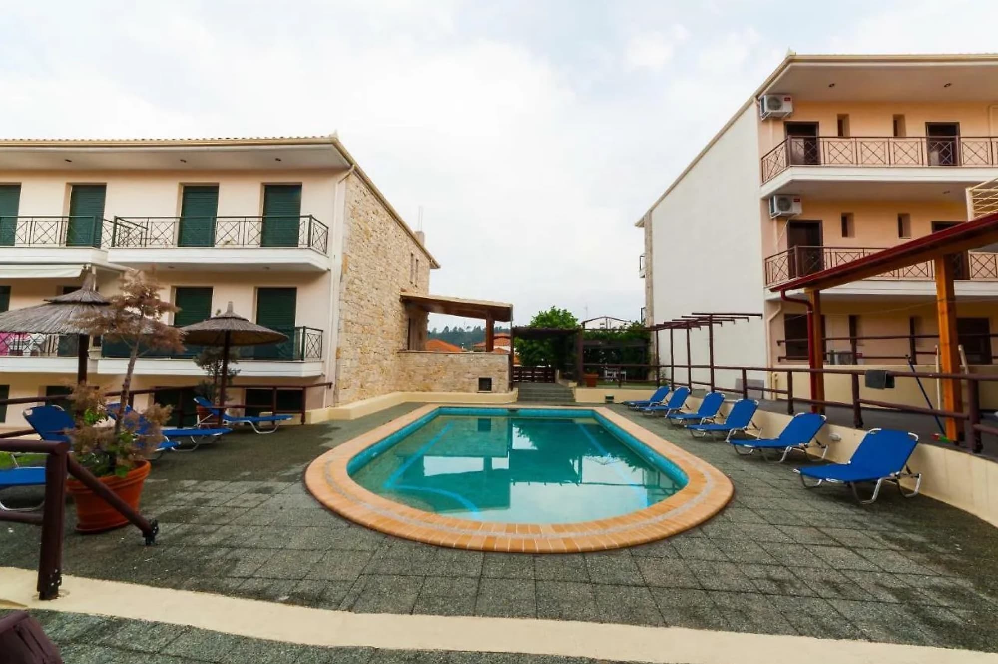 1,050 m² Apartment Complex for Sale in Kriopighi, Halkidiki, Kriopighi – photo 1 of 11