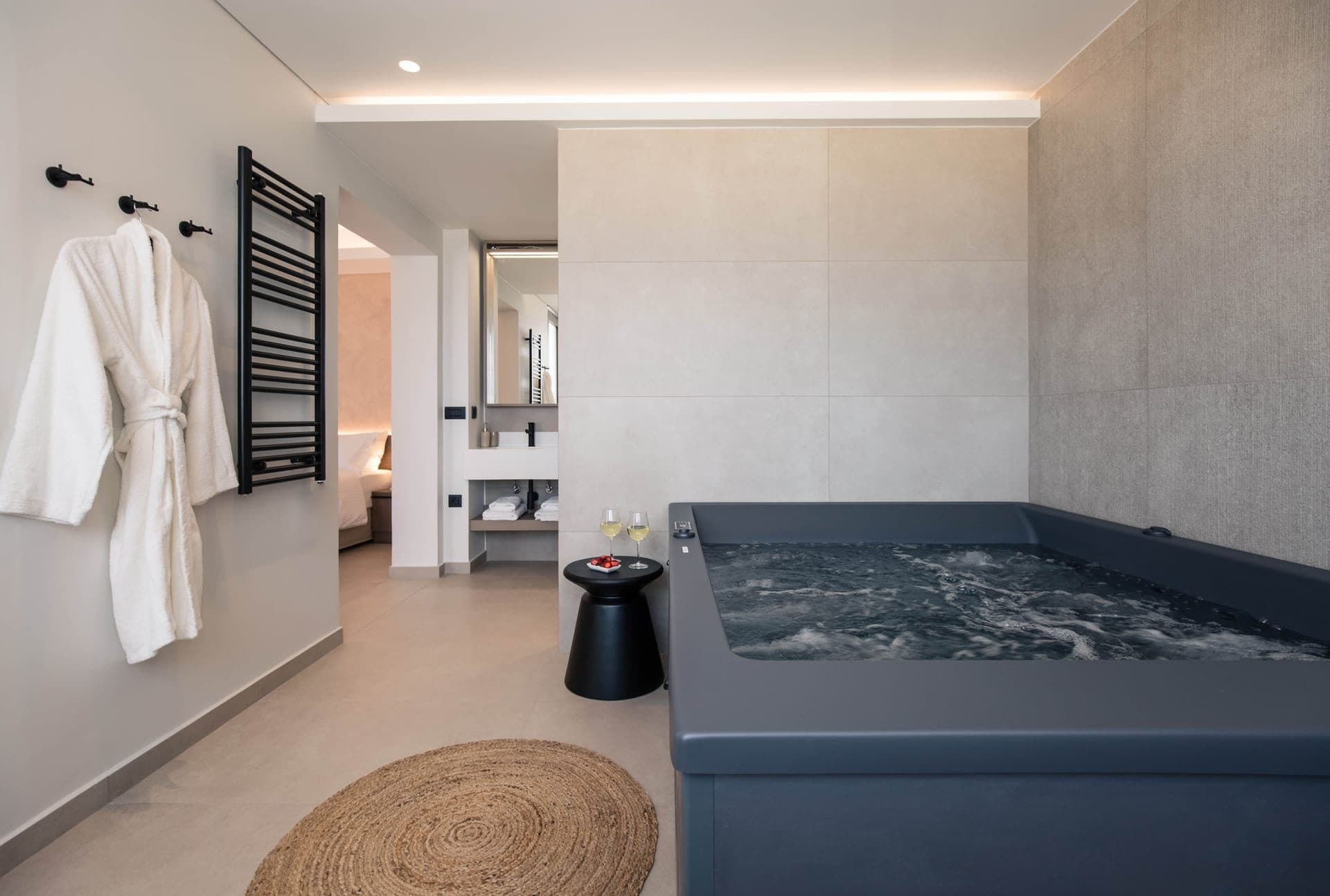 Master Suite with Indoor Jetted Tub and Panoramic View, Chania – photo 6 of 18