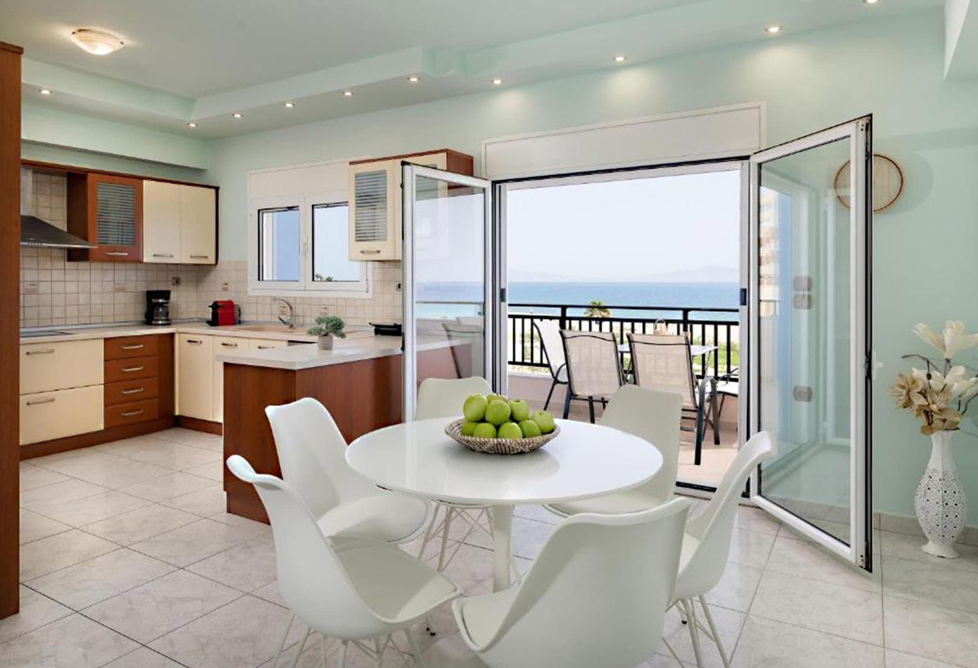 White & Blue Luxury Suite, Ialisos – photo 13 of 32