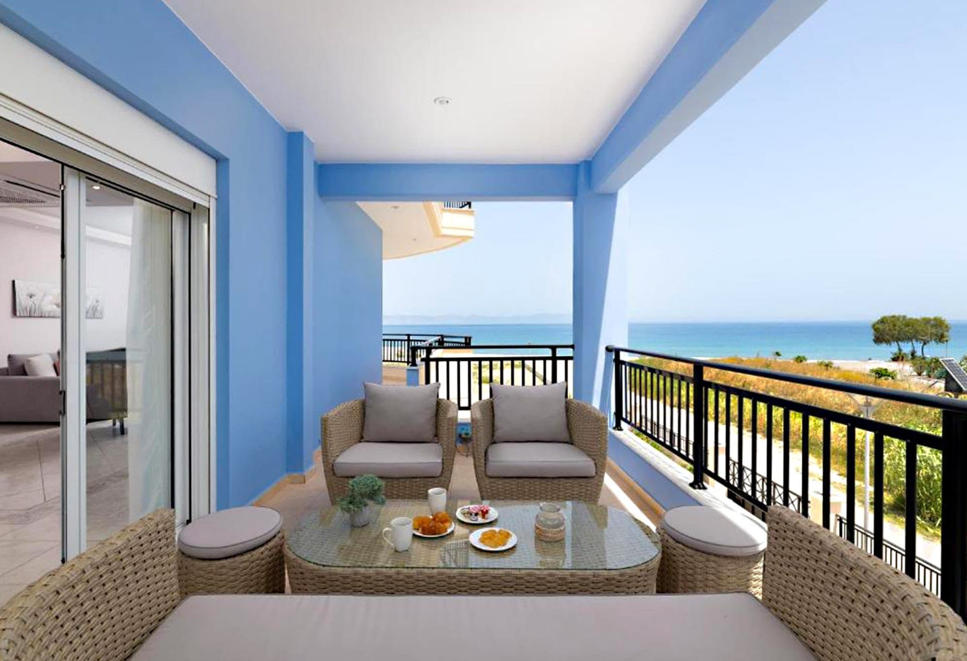 White & Blue Luxury Suite, Ialisos – photo 5 of 32