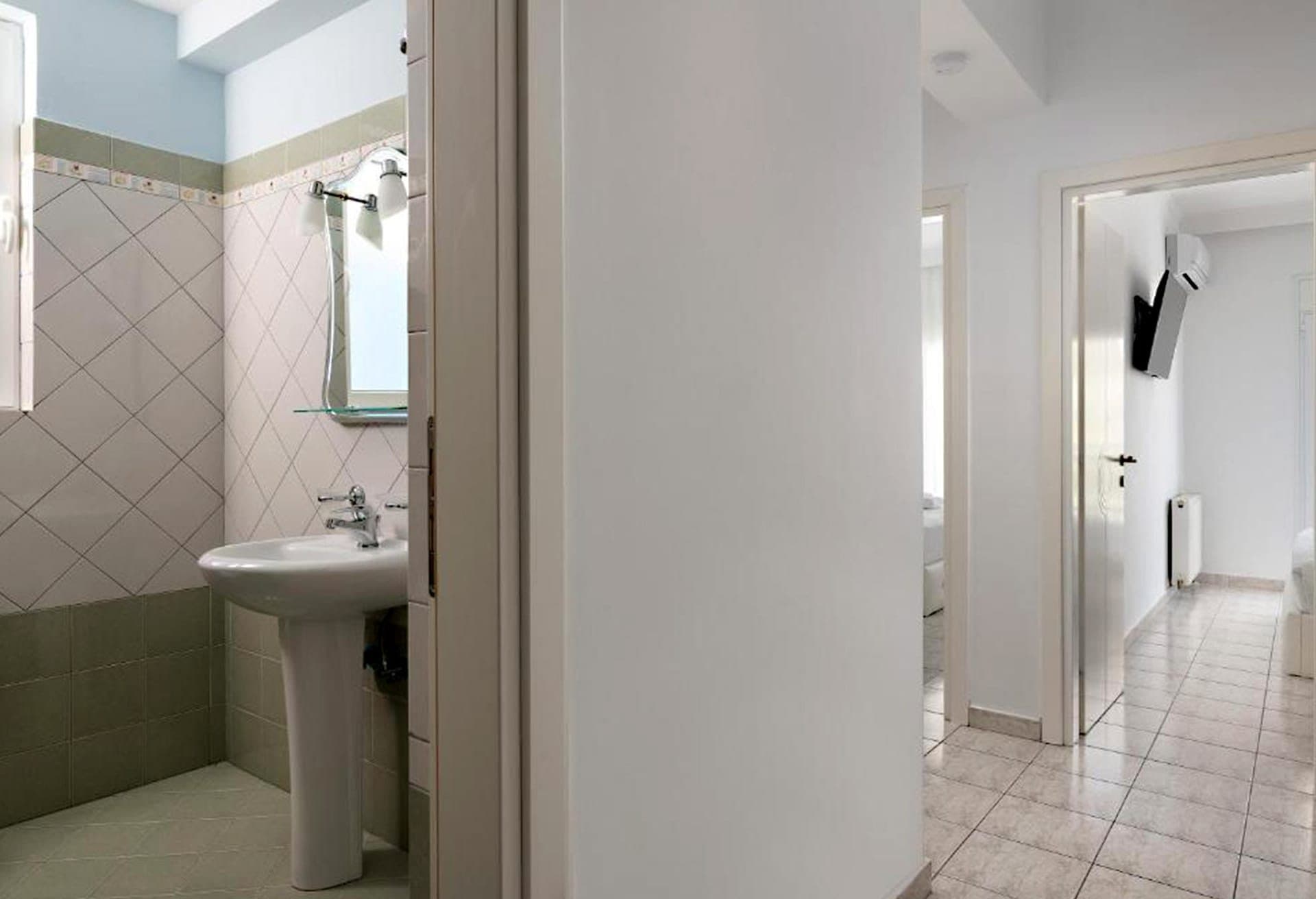 White & Blue Luxury Suite, Ialisos – photo 23 of 32