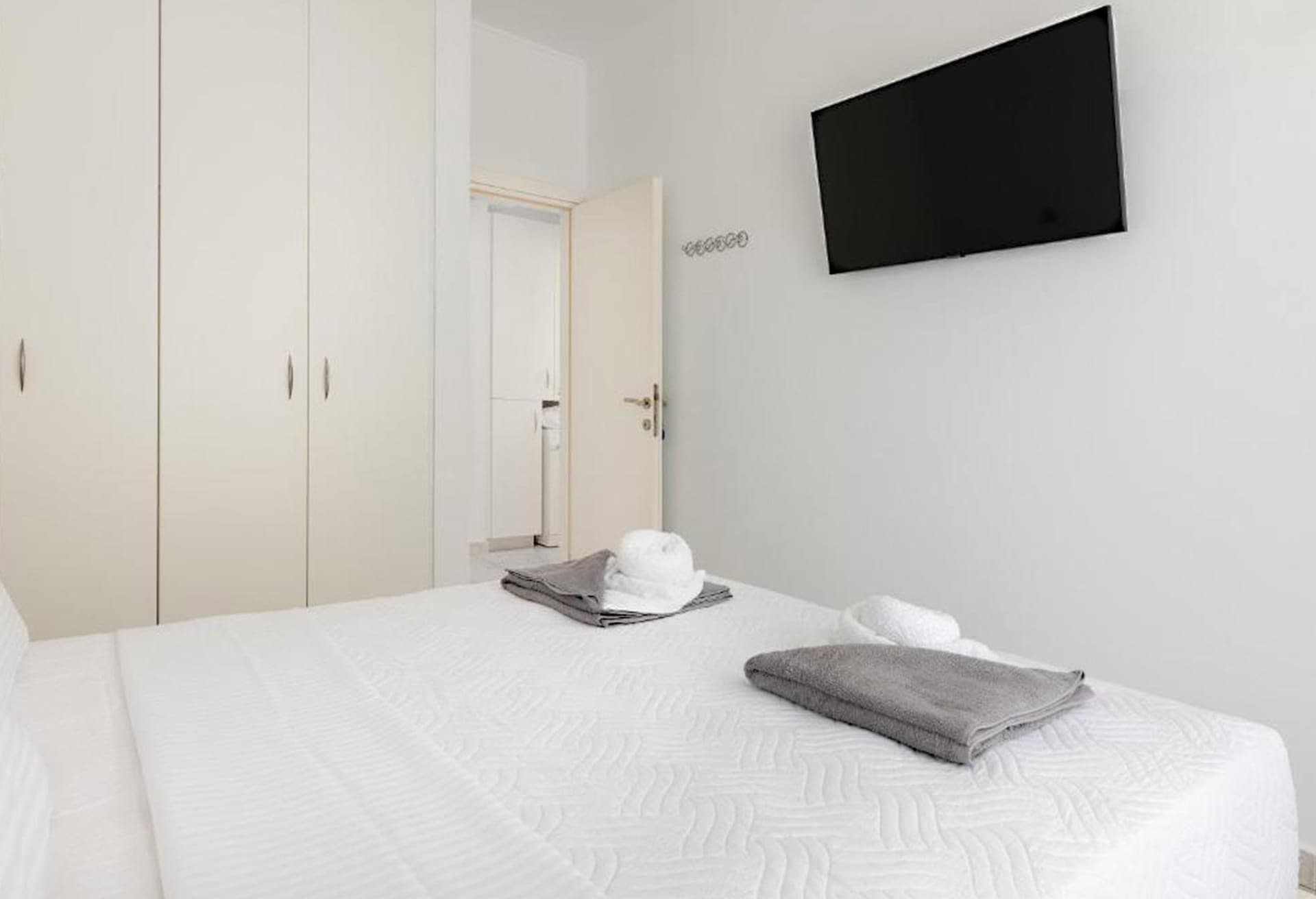 White & Blue Luxury Suite, Ialisos – photo 24 of 32