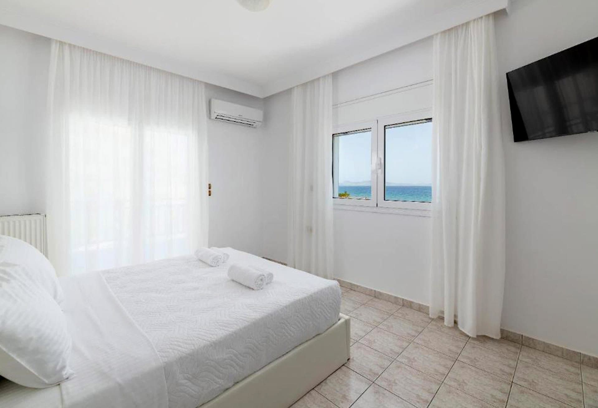 White & Blue Luxury Suite, Ialisos – photo 29 of 32