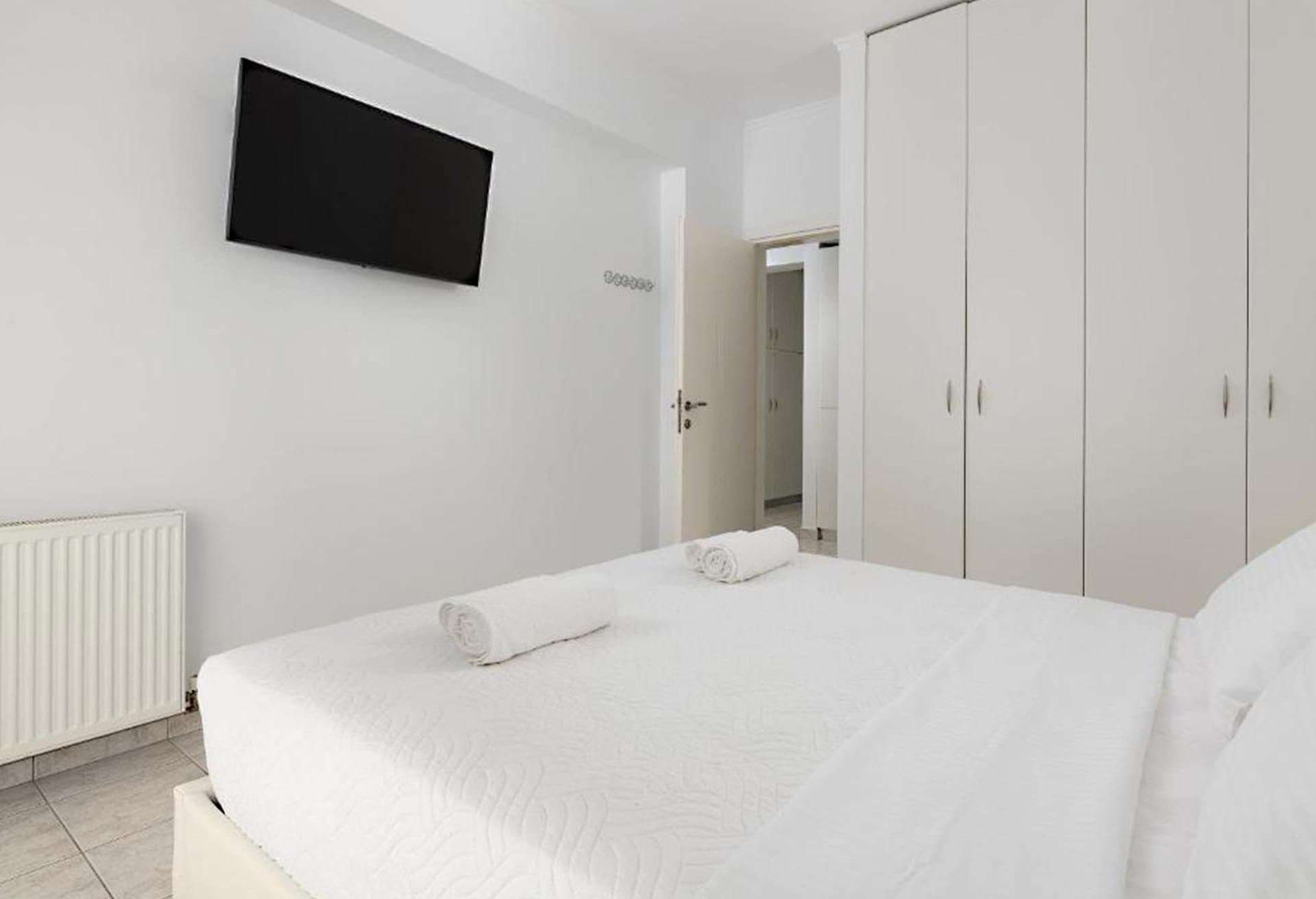 White & Blue Luxury Suite, Ialisos – photo 8 of 32