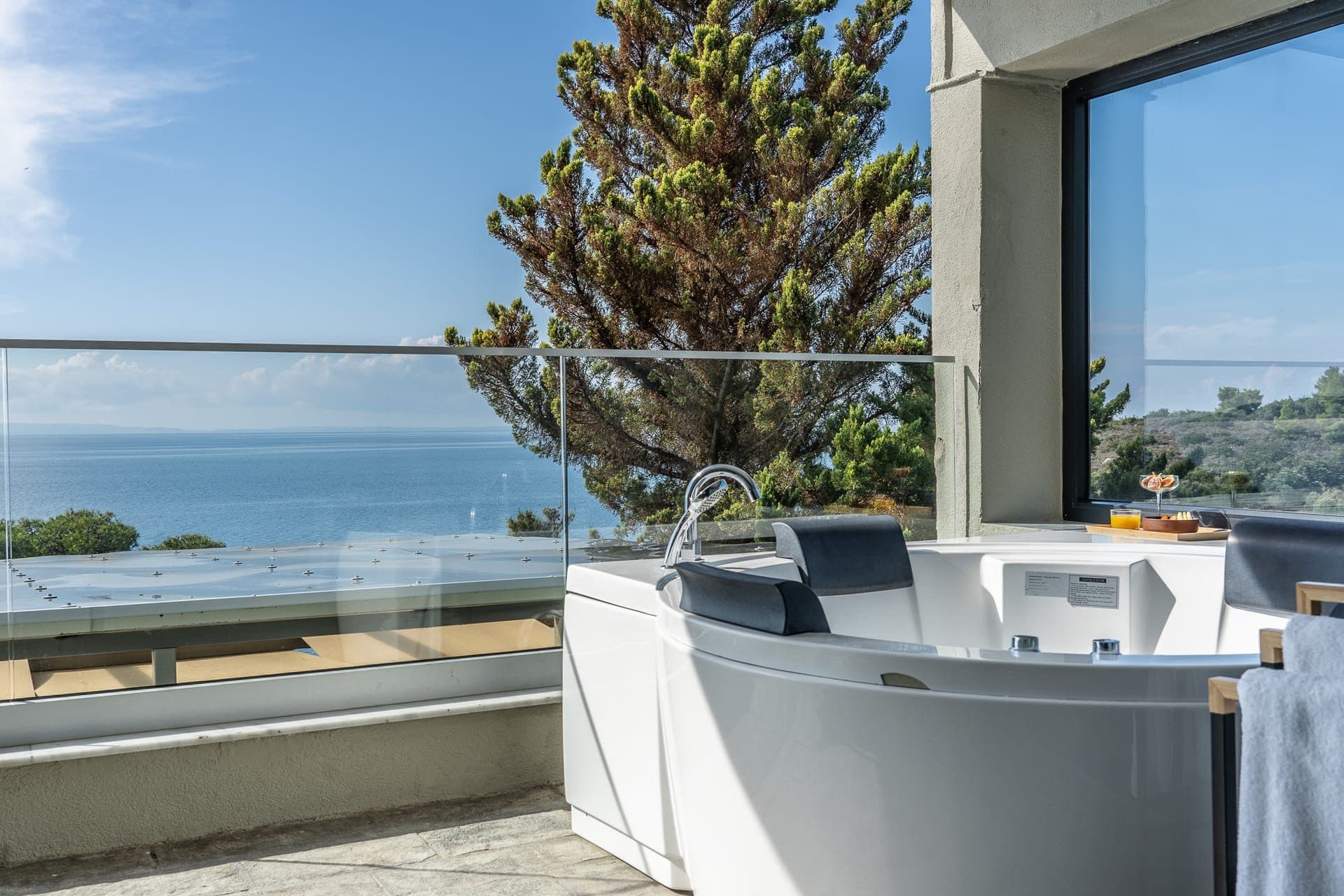 Deluxe Suite with Sea View and Jacuzzi, Elia Nikitis – photo 7 of 59