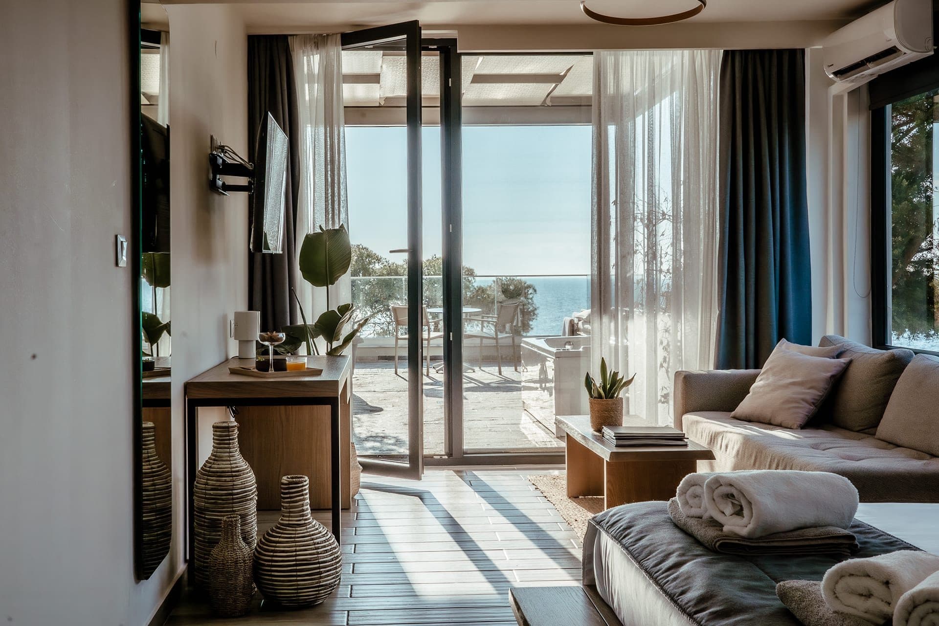 Elegant Suite with Sea View and Hot Tub, Elia Nikitis – photo 9 of 41