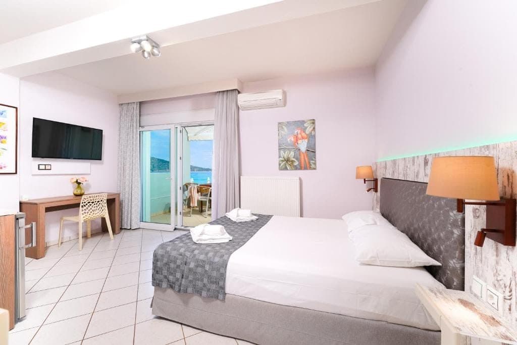 Family Apartment with Sea View, Chrisi Akti – photo 2 of 13
