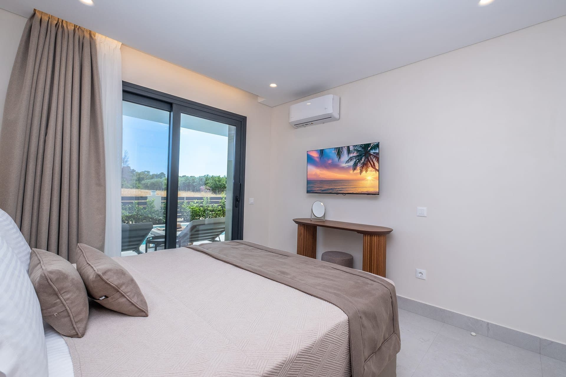 Suite with Private Pool and Partial Sea View, Kallithea – photo 35 of 36