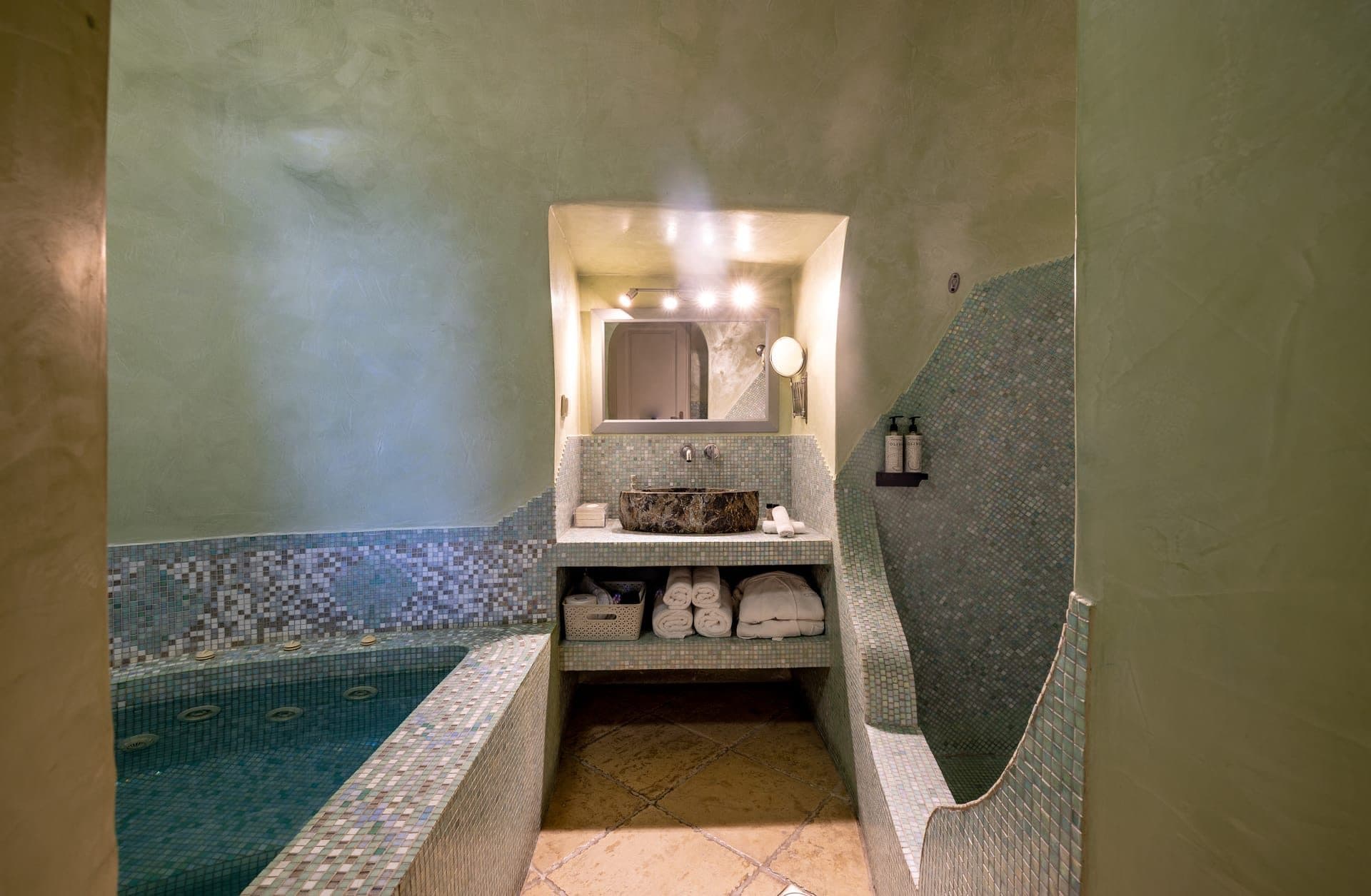 Lagoon | Indoor Jacuzzi Suite, Imerovigli – photo 13 of 15