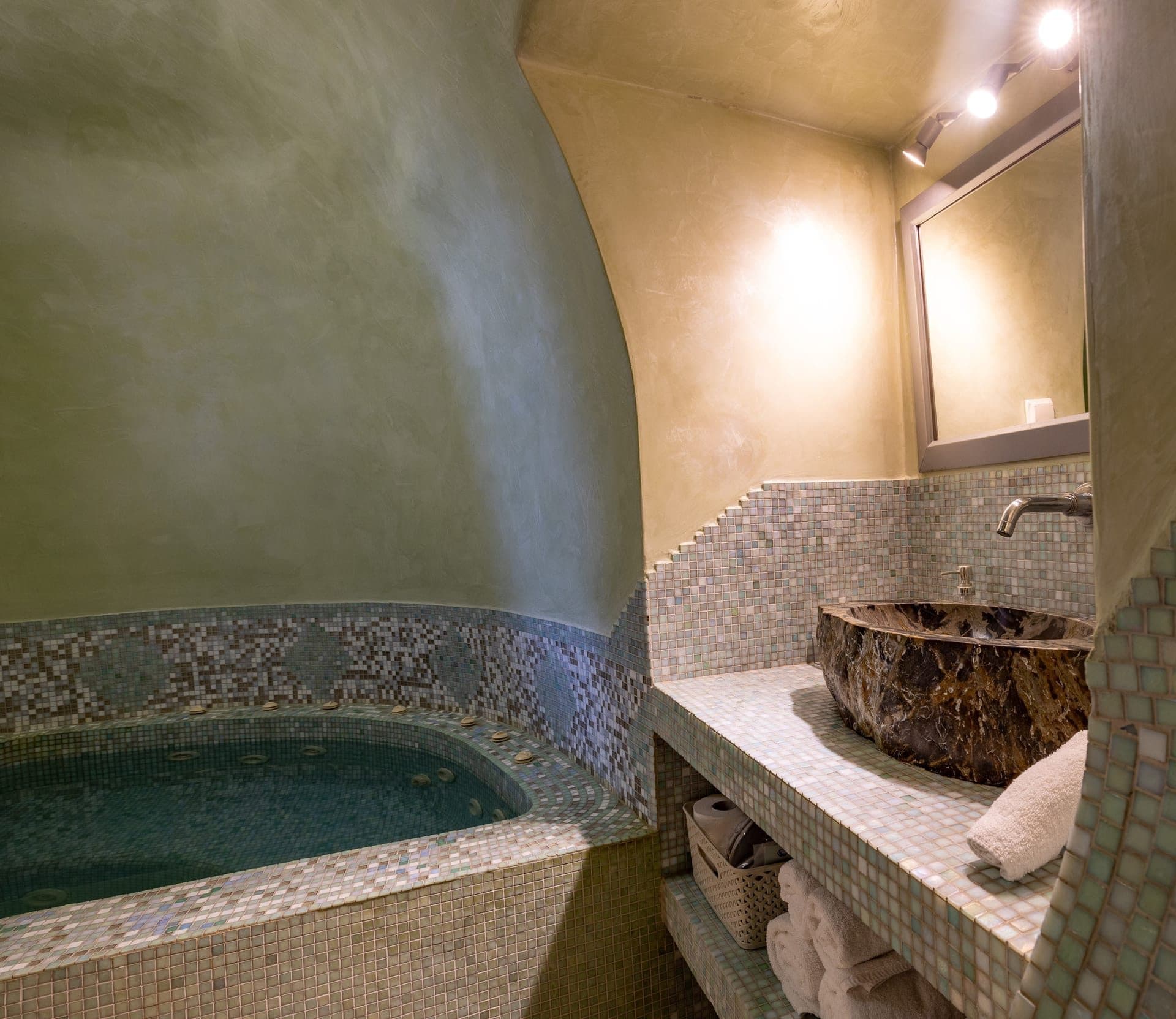 Lagoon | Indoor Jacuzzi Suite, Imerovigli – photo 14 of 15