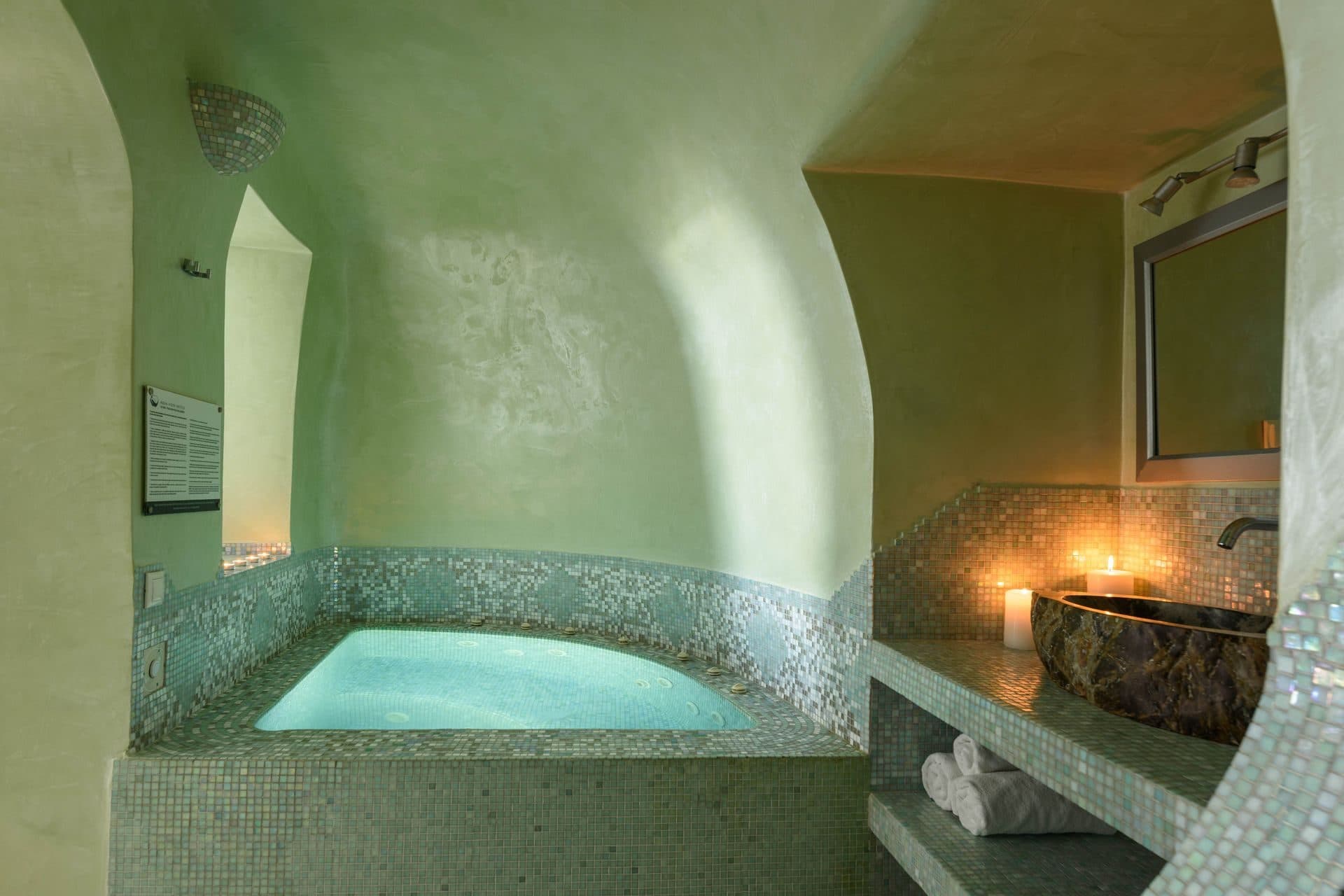 Lagoon | Indoor Jacuzzi Suite, Imerovigli – photo 4 of 15