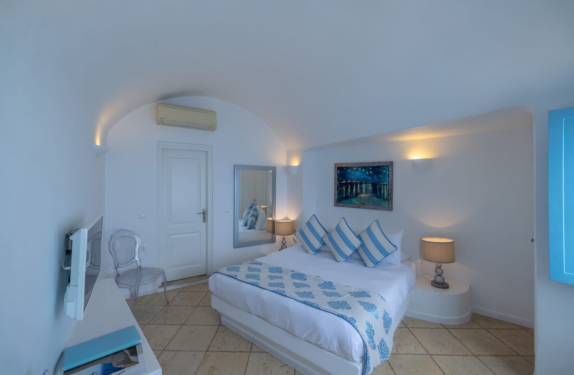 Moonlit | Outdoor Jacuzzi Suite, Imerovigli – photo 11 of 14