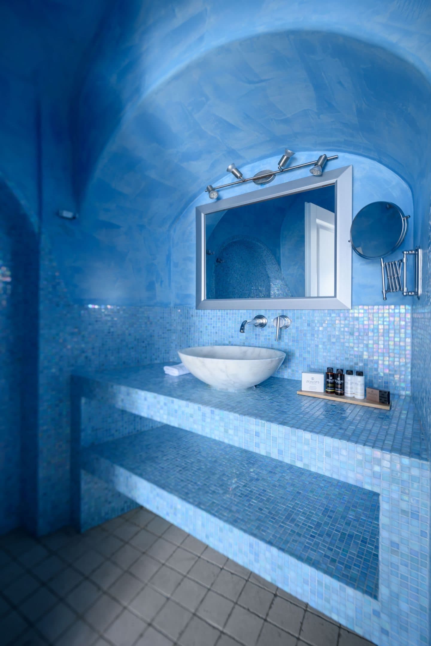 Moonlit | Outdoor Jacuzzi Suite, Imerovigli – photo 3 of 14