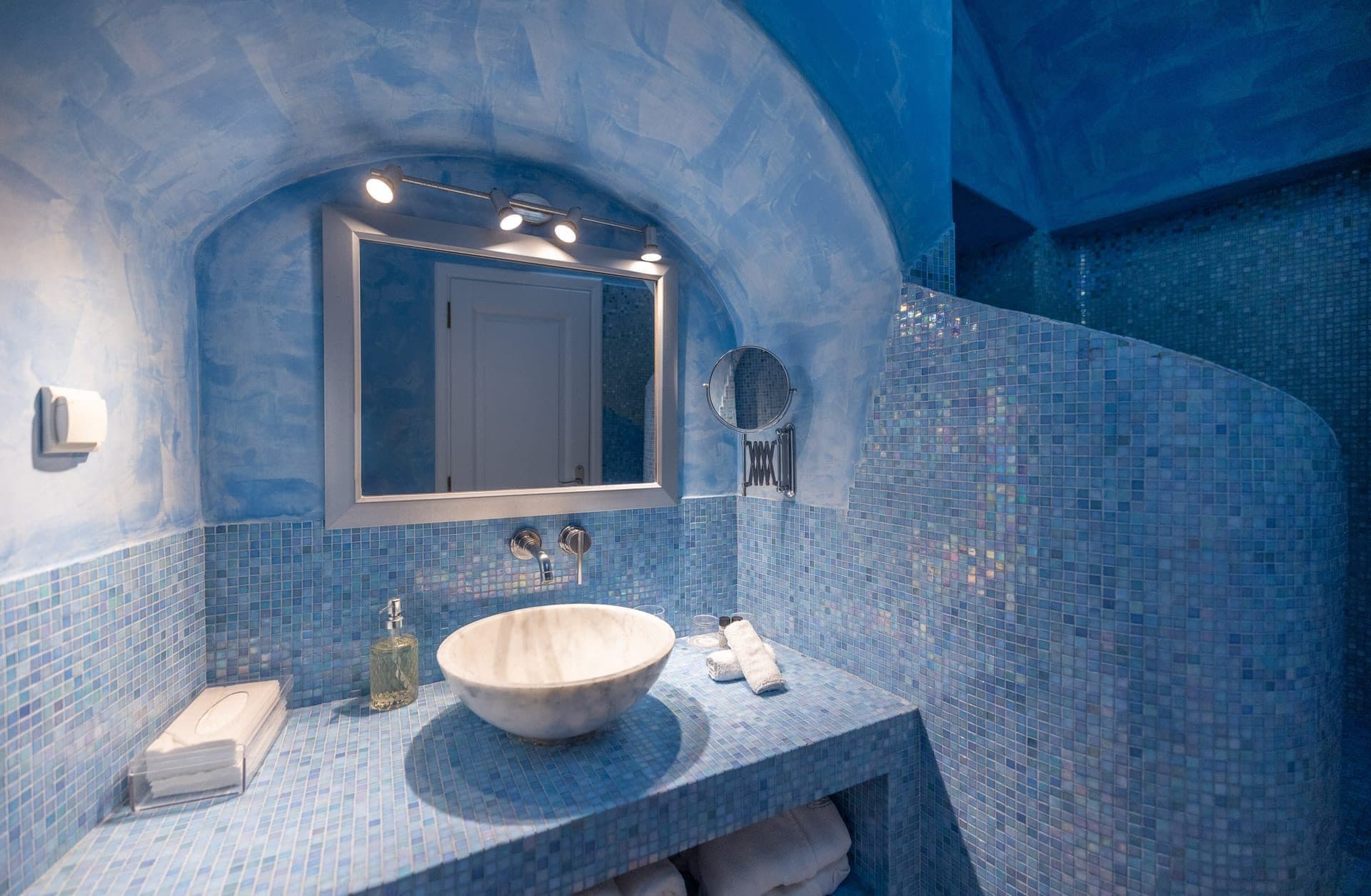 Moonlit | Outdoor Jacuzzi Suite, Imerovigli – photo 12 of 14
