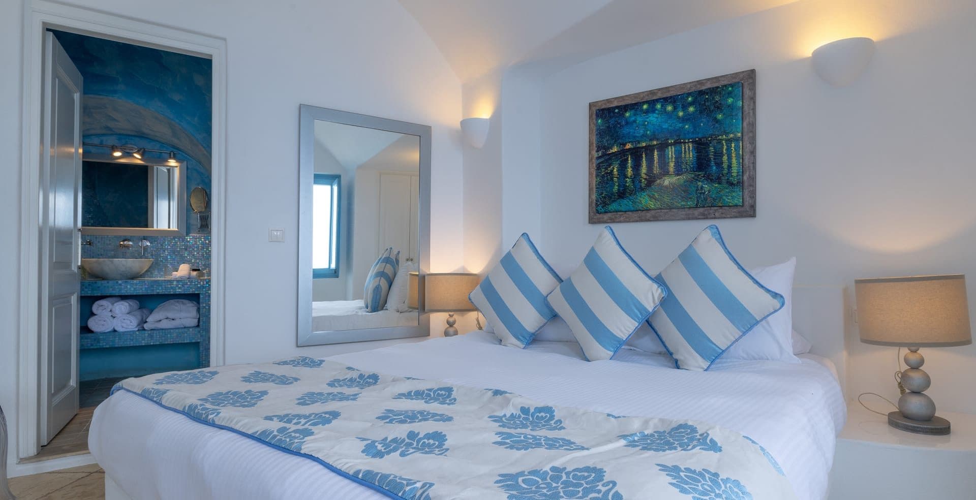 Moonlit | Outdoor Jacuzzi Suite, Imerovigli – photo 9 of 14