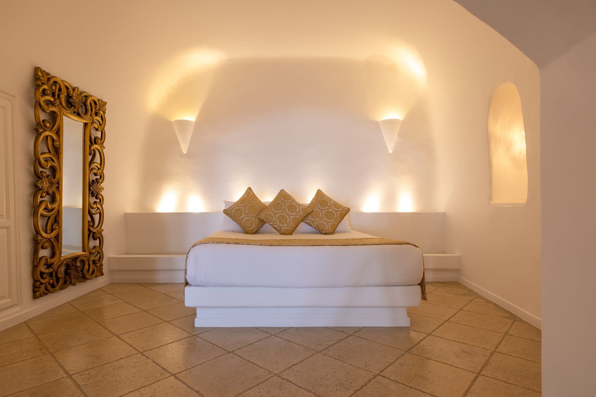Golden Echo | Outdoor & Indoor Jacuzzi Suite, Imerovigli – photo 35 of 45