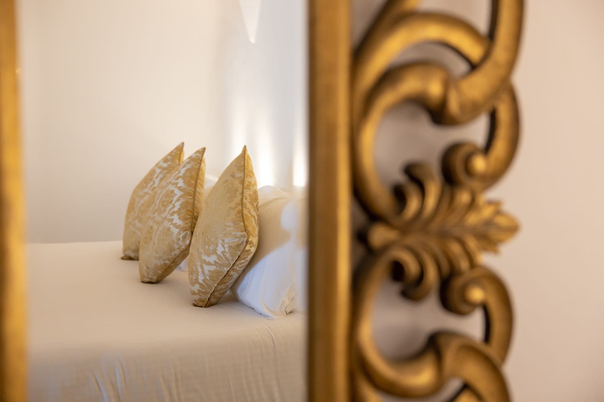 Golden Echo | Outdoor & Indoor Jacuzzi Suite, Imerovigli – photo 17 of 45