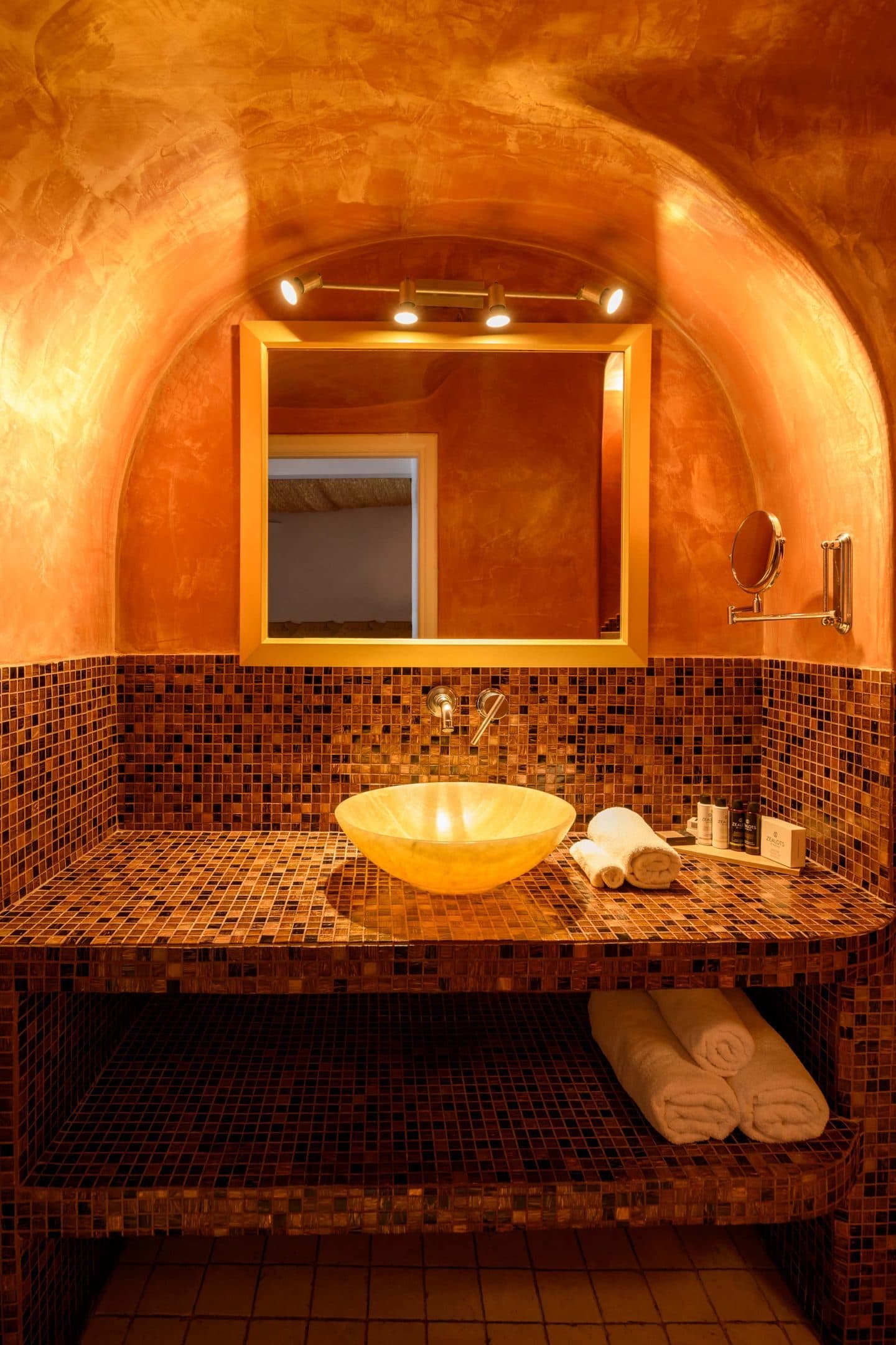 Golden Echo | Outdoor & Indoor Jacuzzi Suite, Imerovigli – photo 5 of 45