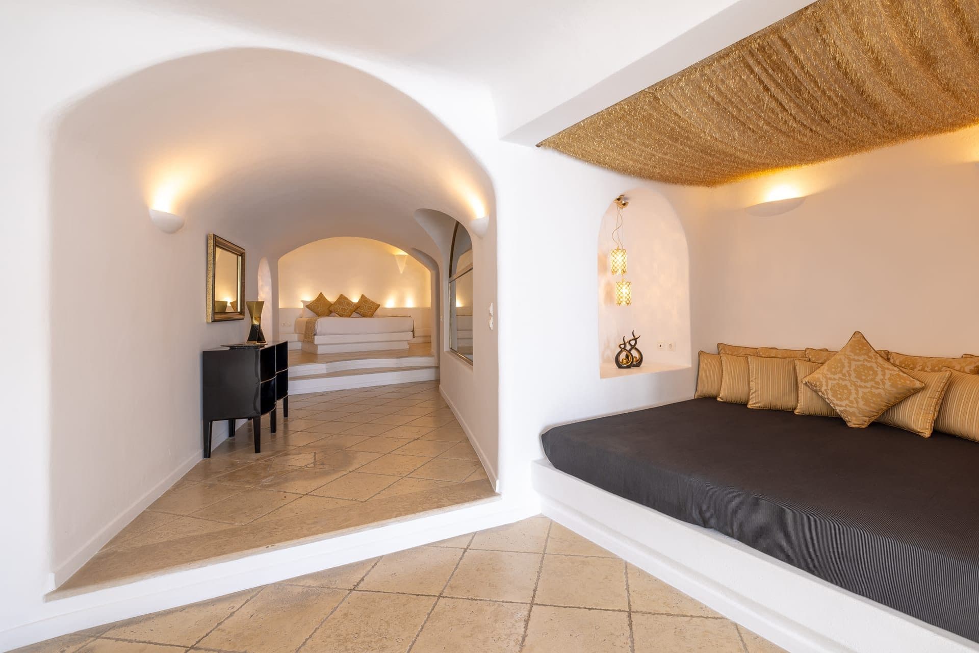 Golden Echo | Outdoor & Indoor Jacuzzi Suite, Imerovigli – photo 27 of 45