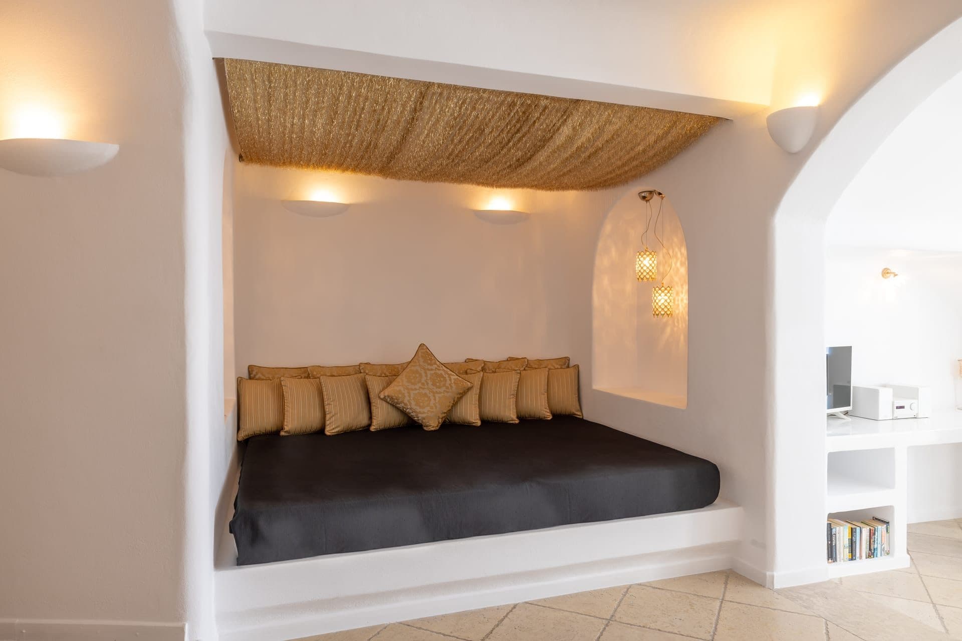 Golden Echo | Outdoor & Indoor Jacuzzi Suite, Imerovigli – photo 38 of 45