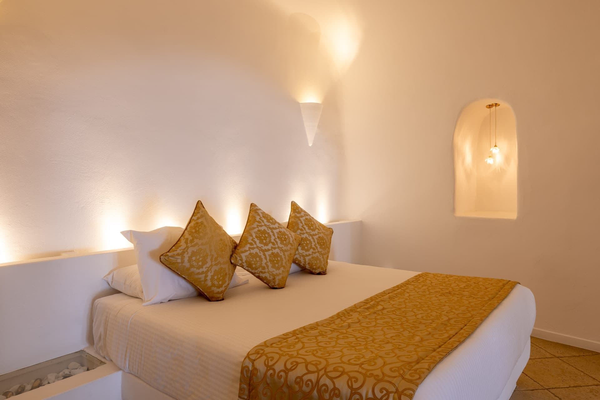 Golden Echo | Outdoor & Indoor Jacuzzi Suite, Imerovigli – photo 34 of 45