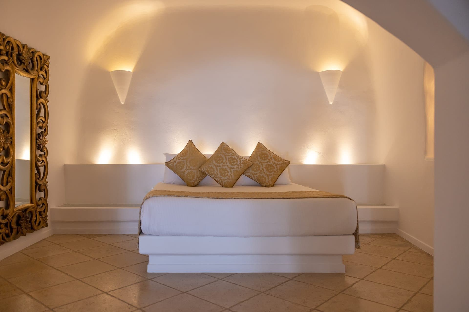 Golden Echo | Outdoor & Indoor Jacuzzi Suite, Imerovigli – photo 12 of 45