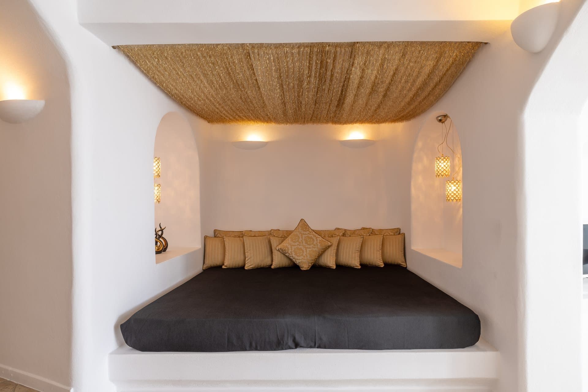 Golden Echo | Outdoor & Indoor Jacuzzi Suite, Imerovigli – photo 29 of 45