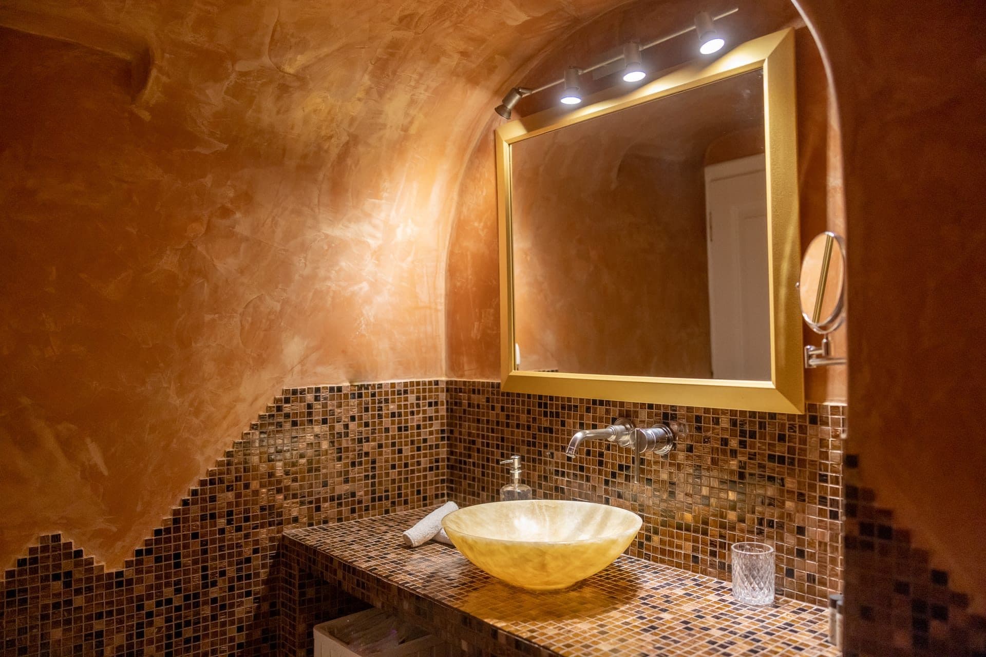 Golden Echo | Outdoor & Indoor Jacuzzi Suite, Imerovigli – photo 25 of 45