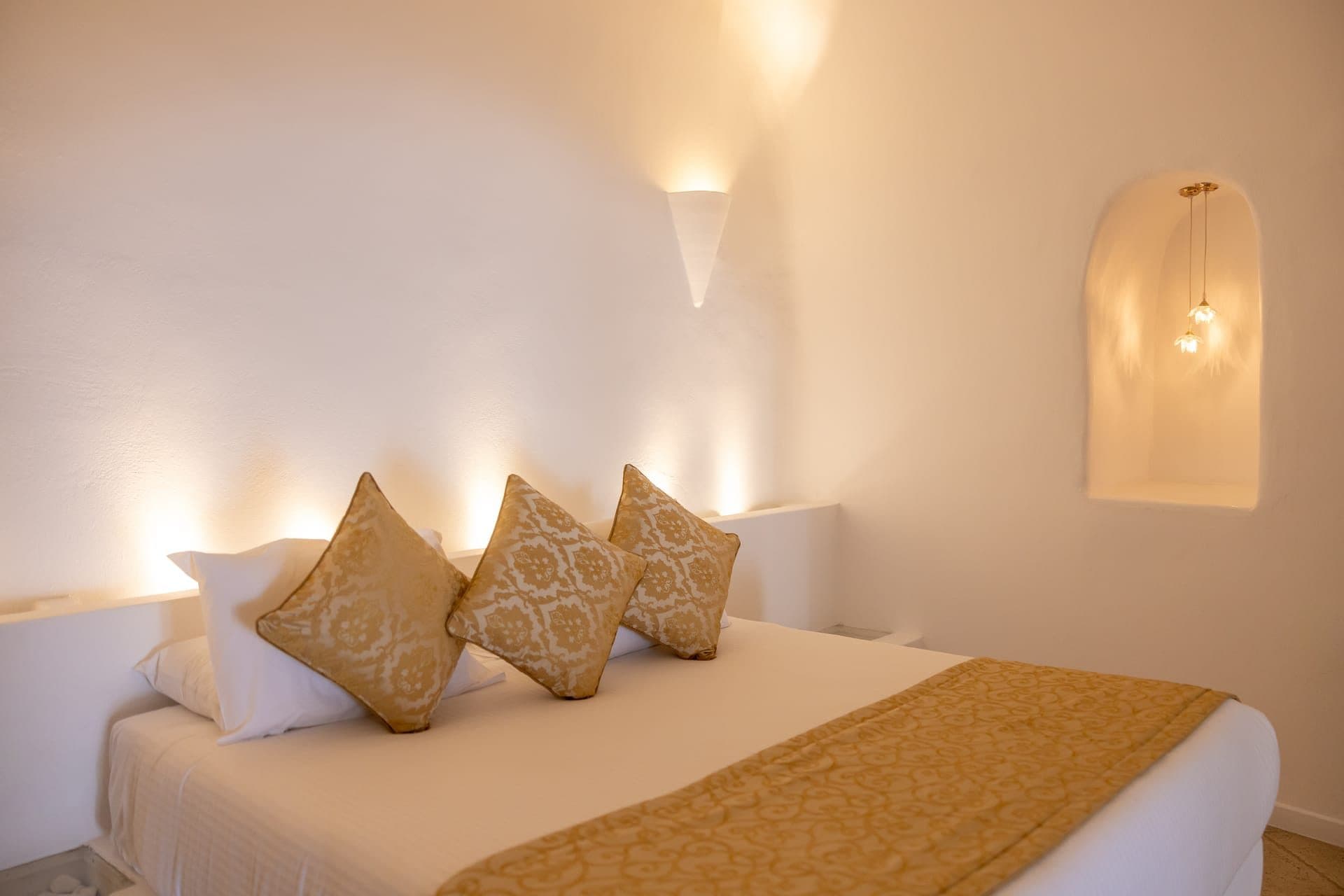 Golden Echo | Outdoor & Indoor Jacuzzi Suite, Imerovigli – photo 16 of 45