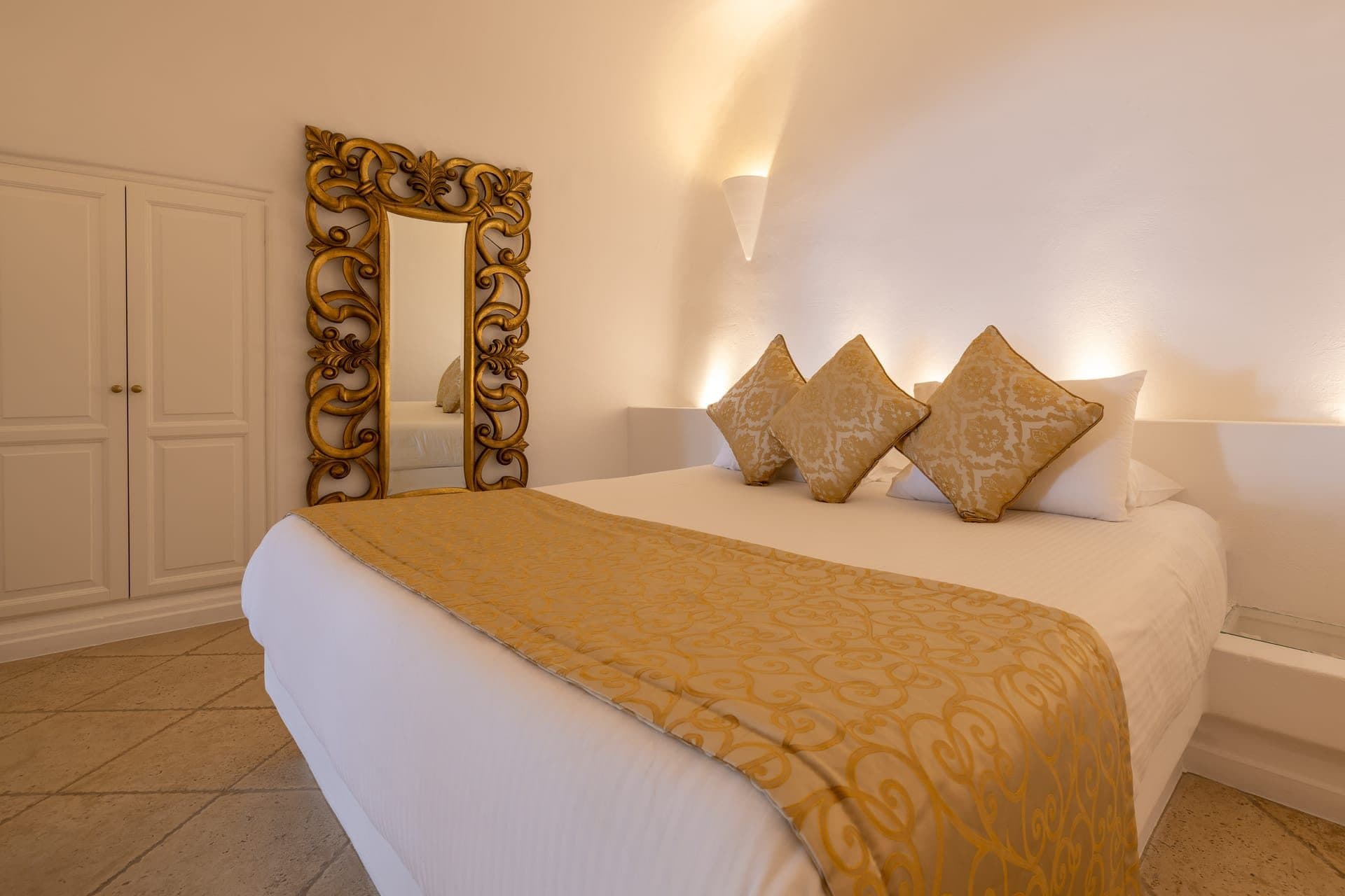 Golden Echo | Outdoor & Indoor Jacuzzi Suite, Imerovigli – photo 32 of 45