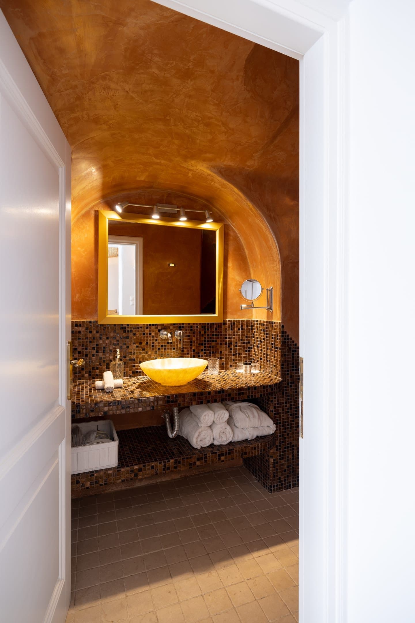 Golden Echo | Outdoor & Indoor Jacuzzi Suite, Imerovigli – photo 41 of 45