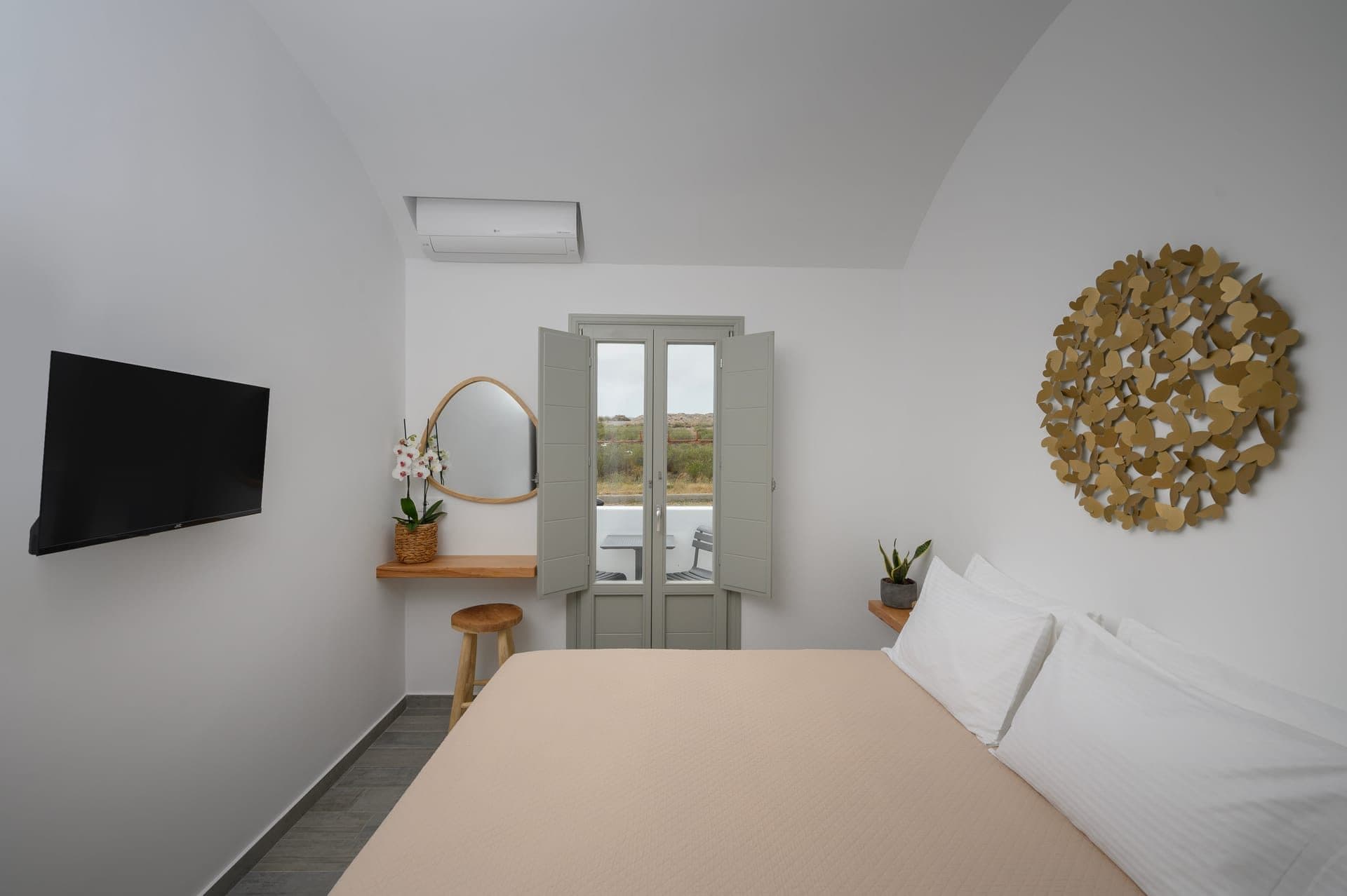 Gold Diamond Suite With Hot Tub, Fira – photo 4 of 25