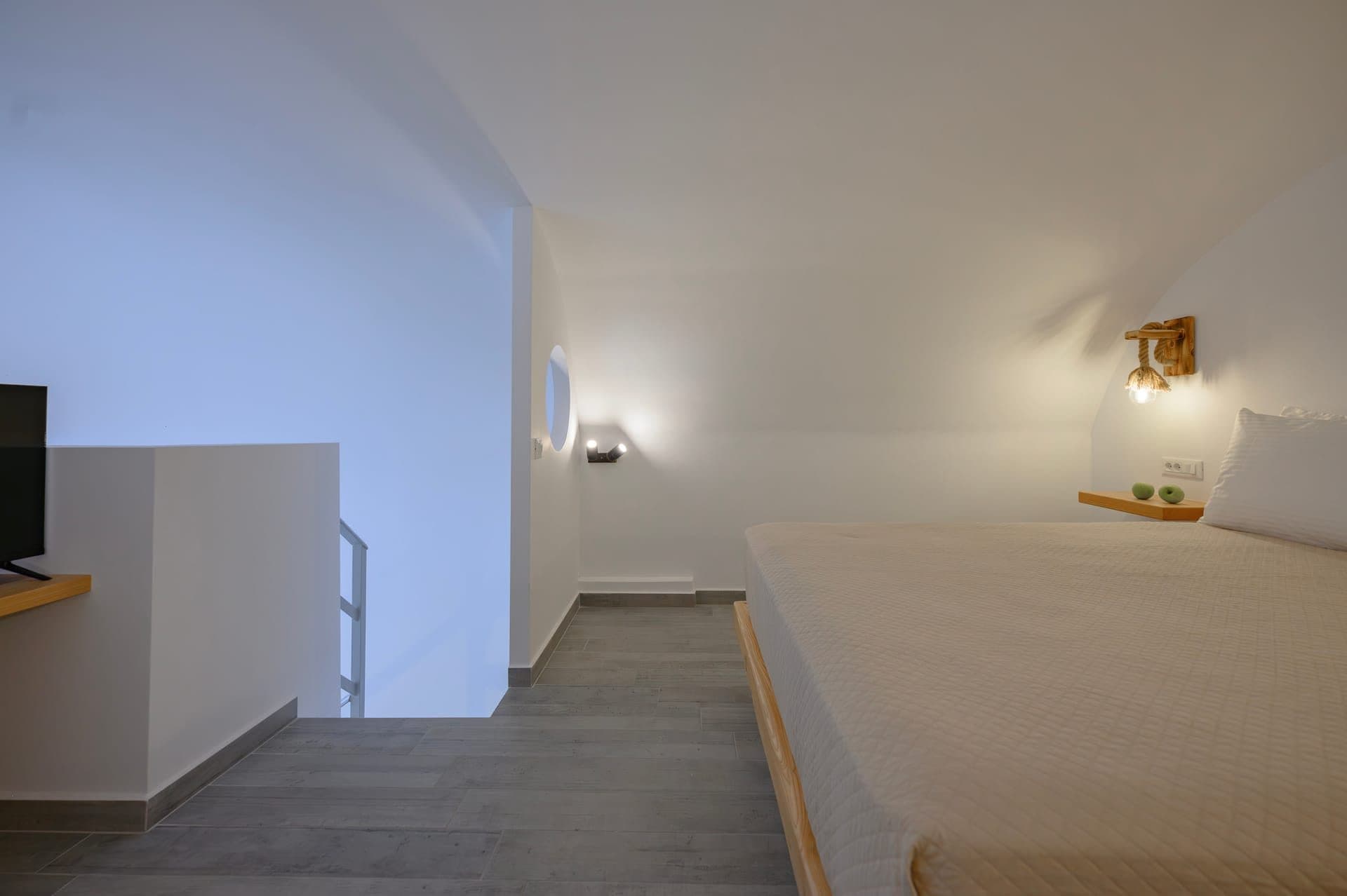 Green Diamond Suite with Hot Tub, Fira – photo 8 of 18