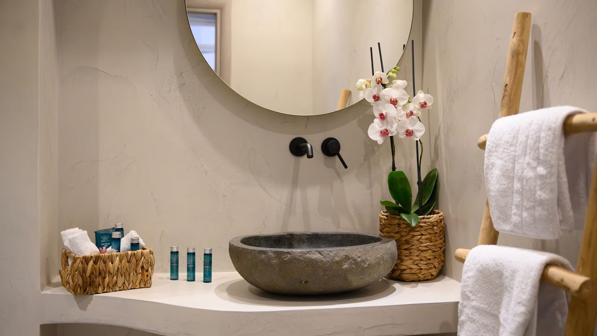 Green Diamond Suite with Hot Tub, Fira – photo 17 of 18