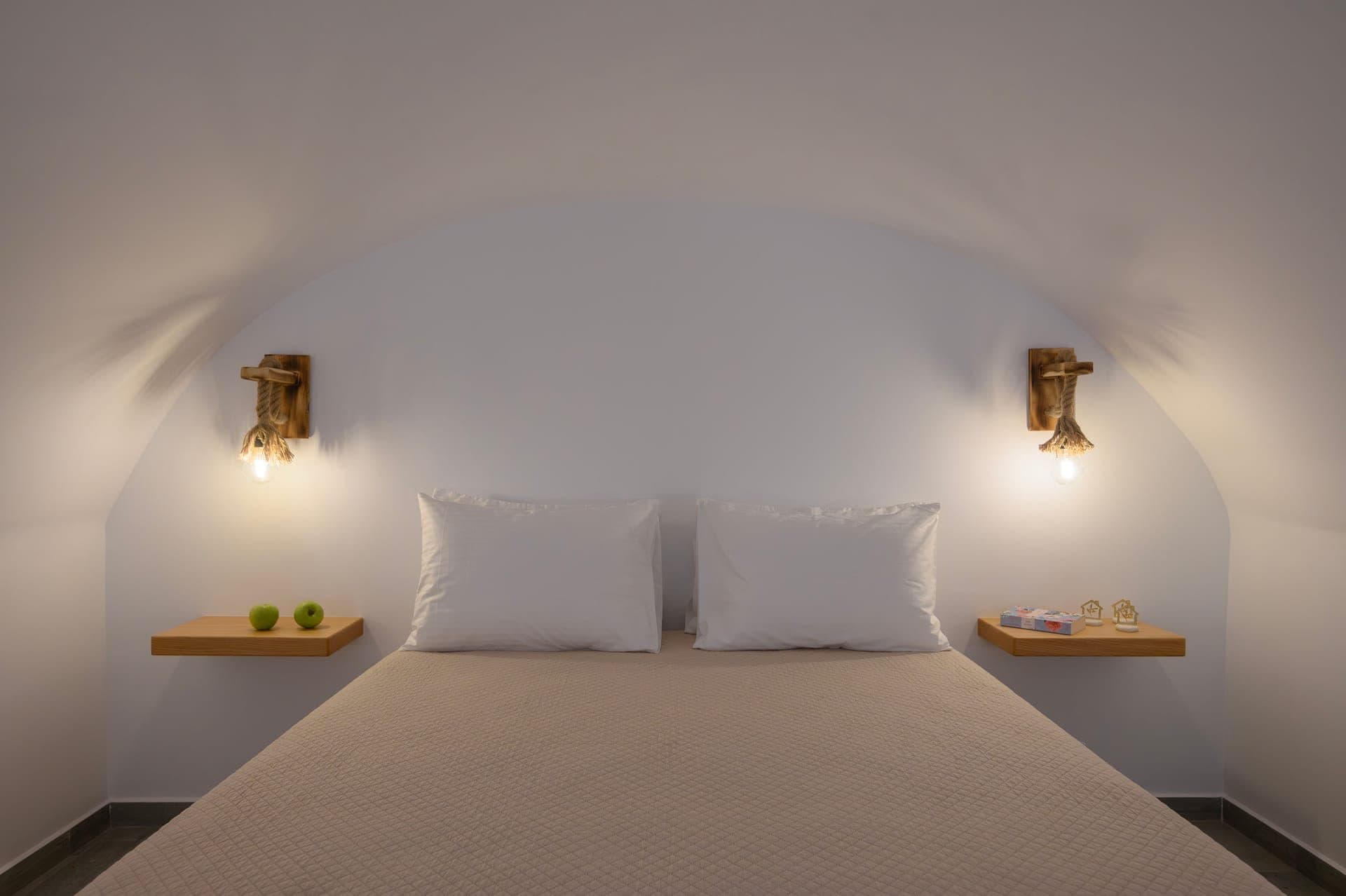 Green Diamond Suite with Hot Tub, Fira – photo 7 of 18
