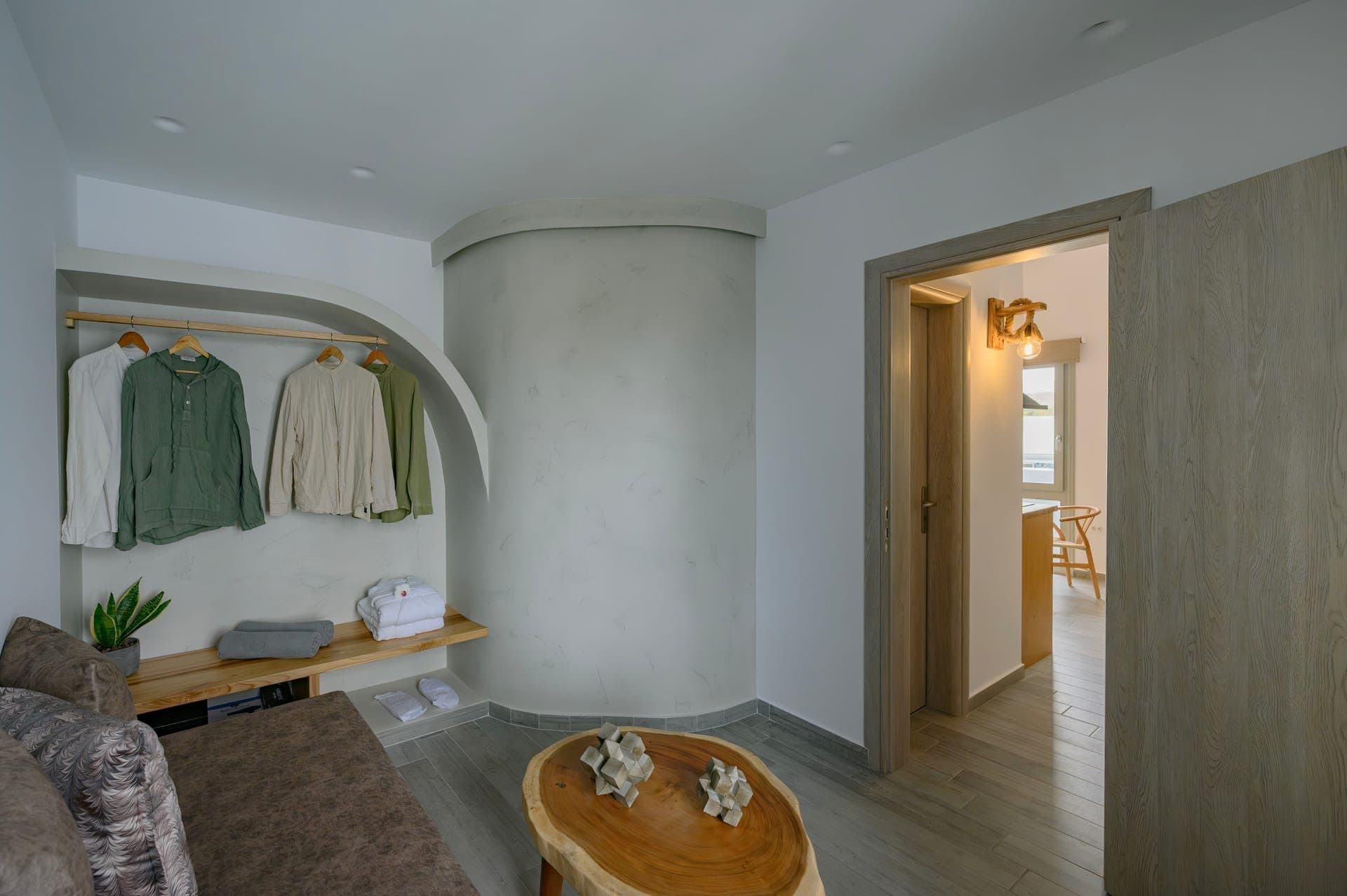 Green Diamond Suite with Hot Tub, Fira – photo 6 of 18