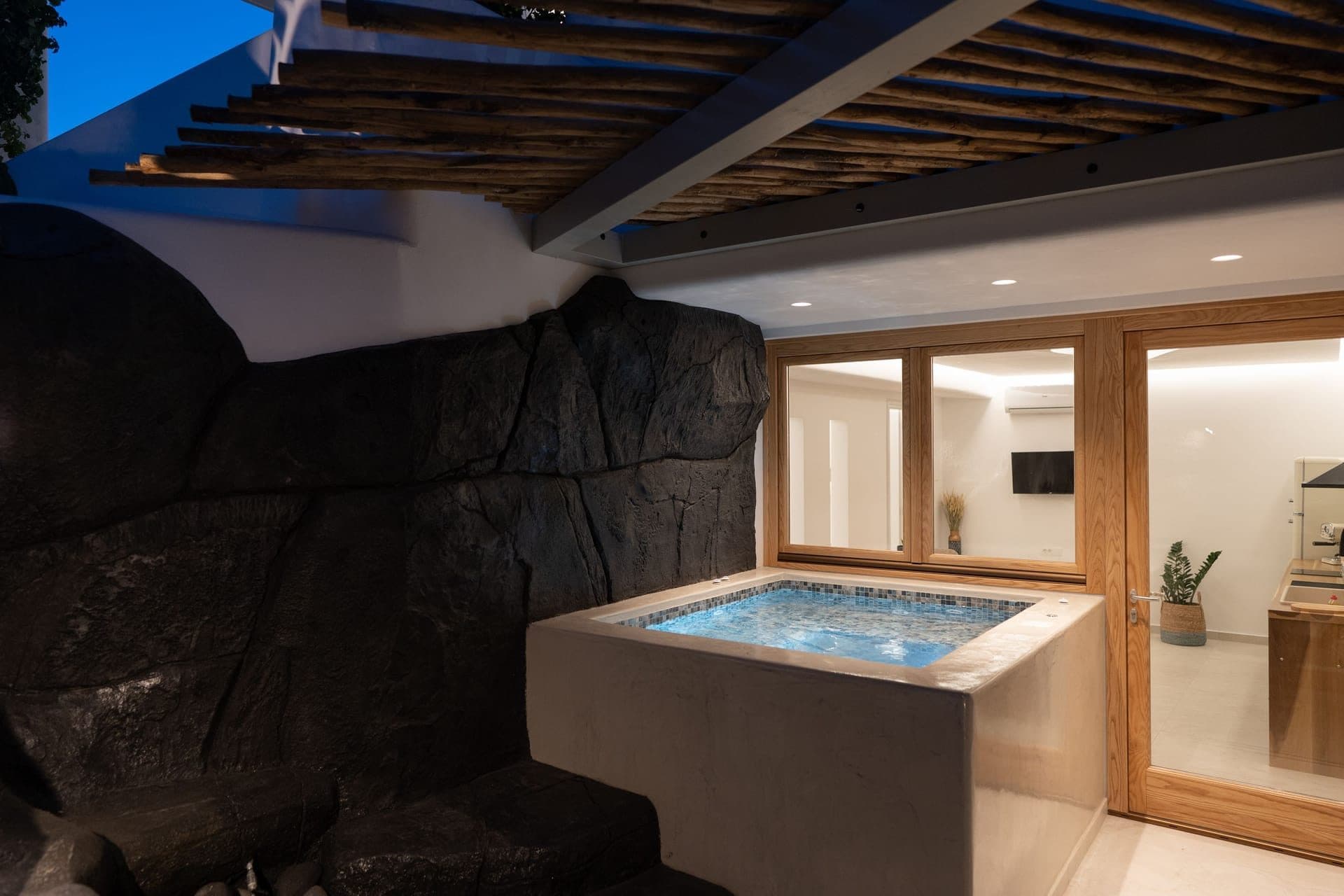 Blue Diamond Suite with Hot Tub, Fira – photo 11 of 16