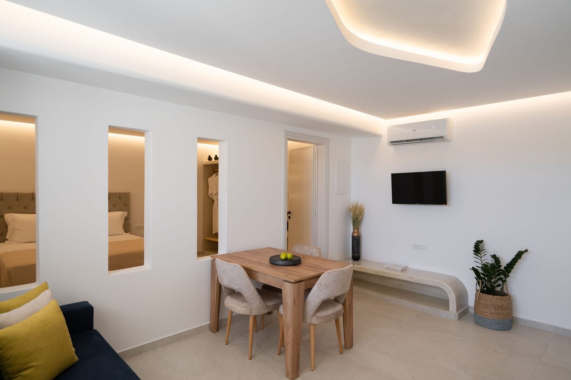 Blue Diamond Suite with Hot Tub, Fira – photo 4 of 16