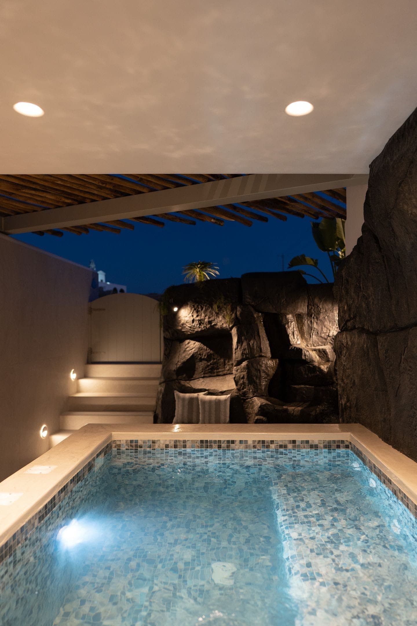 Blue Diamond Suite with Hot Tub, Fira – photo 13 of 16