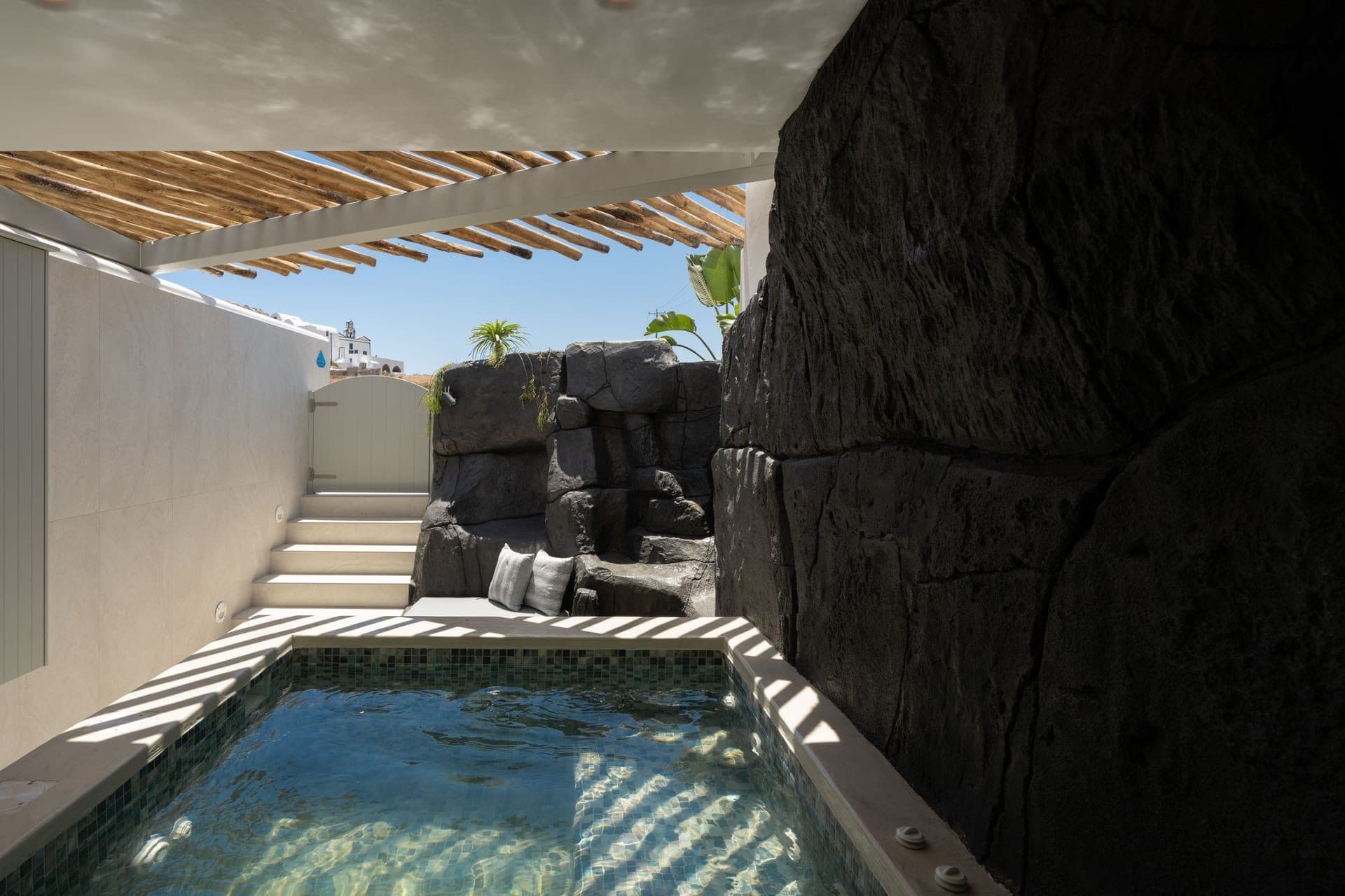 Blue Diamond Suite with Hot Tub, Fira – photo 12 of 16