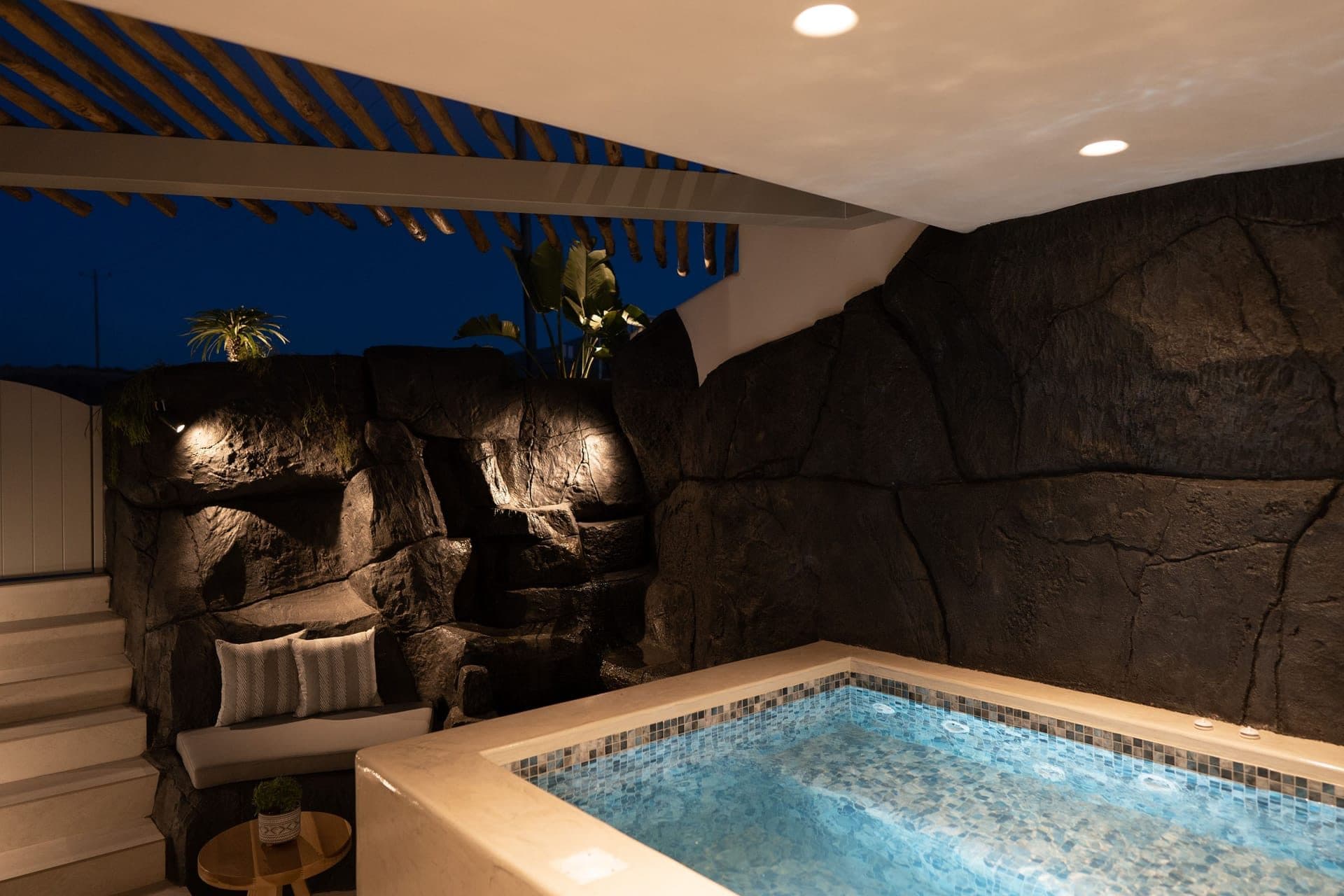 Blue Diamond Suite with Hot Tub, Fira – photo 15 of 16