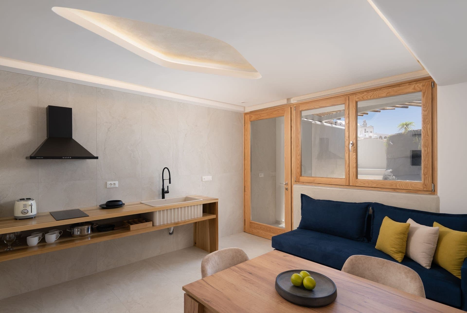 Blue Diamond Suite with Hot Tub, Fira – photo 2 of 16