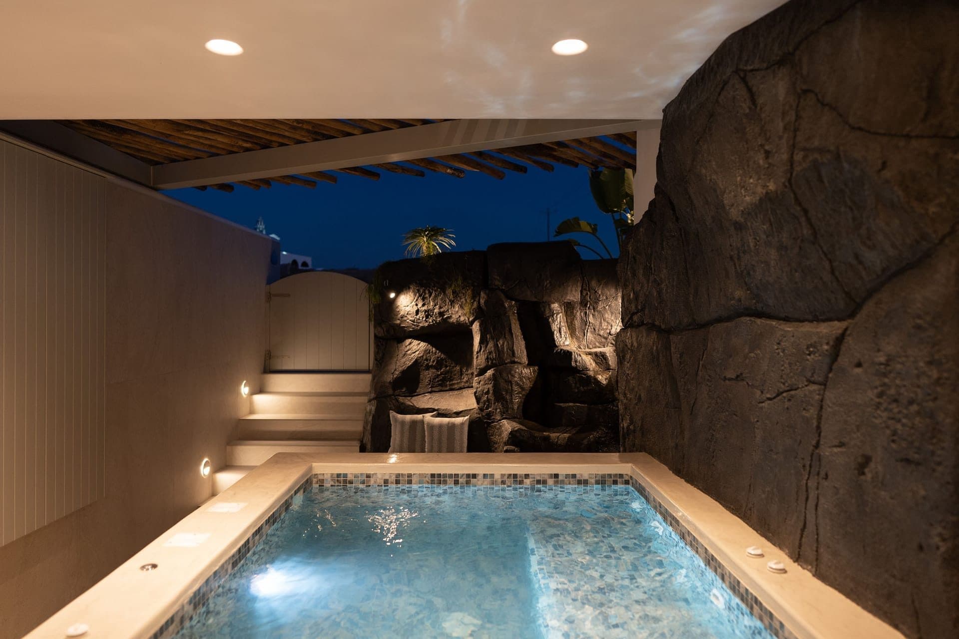 Blue Diamond Suite with Hot Tub, Fira – photo 14 of 16