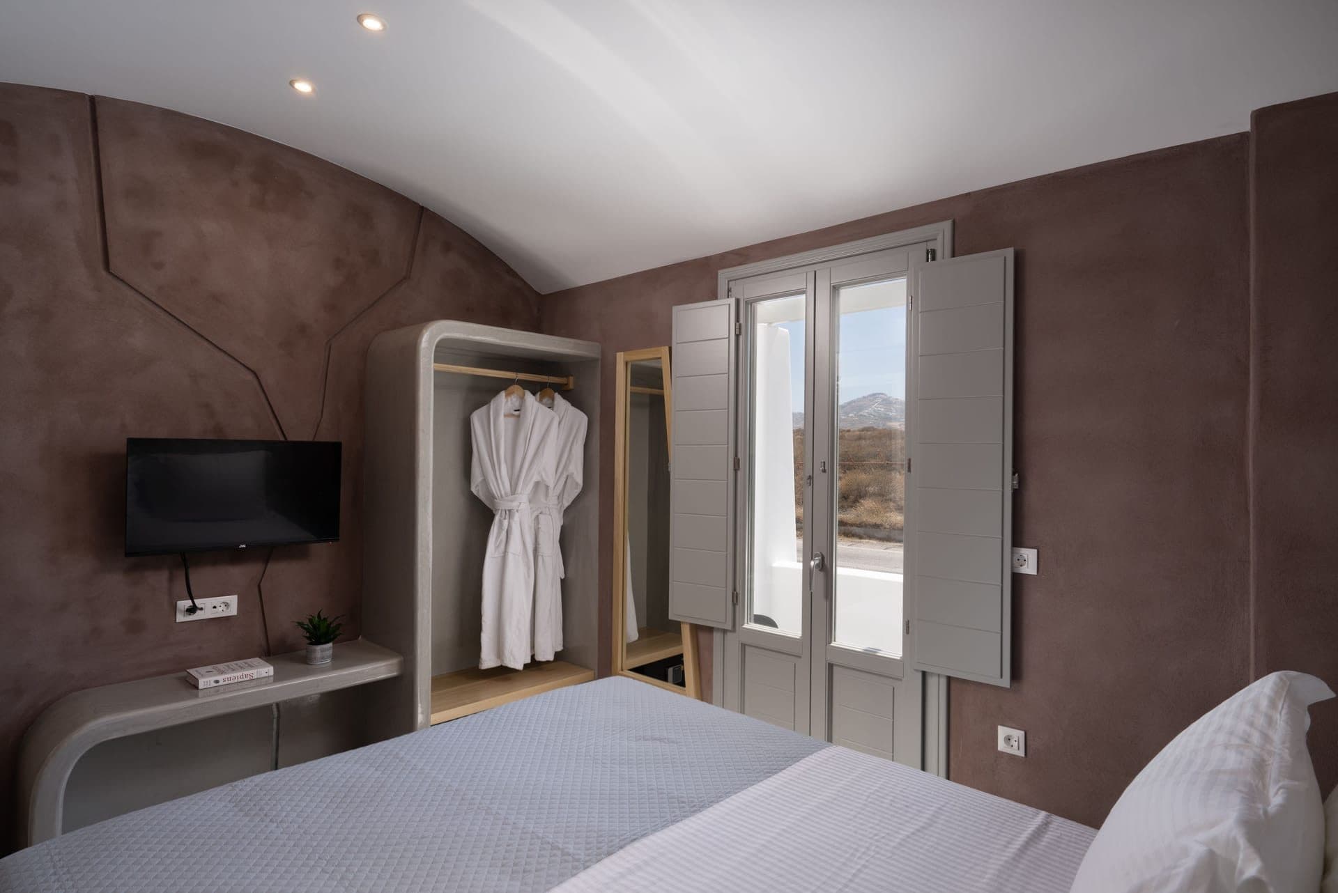 Black Diamond Suite with Hot Tub, Fira – photo 2 of 19