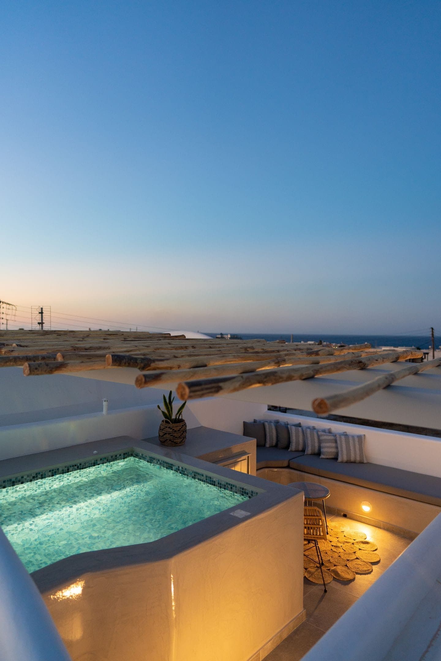 Black Diamond Suite with Hot Tub, Fira – photo 17 of 19