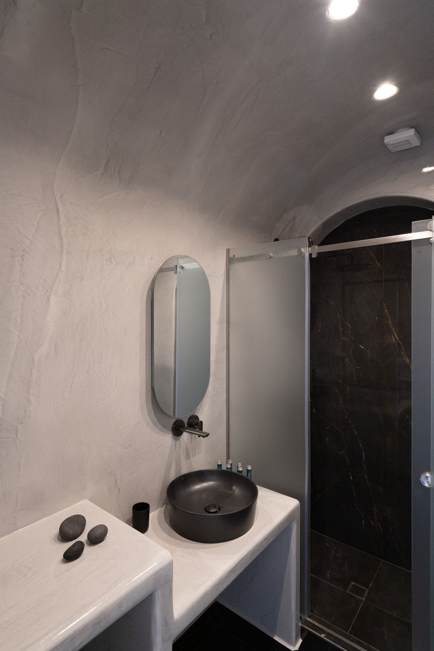 Black Diamond Suite with Hot Tub, Fira – photo 8 of 19